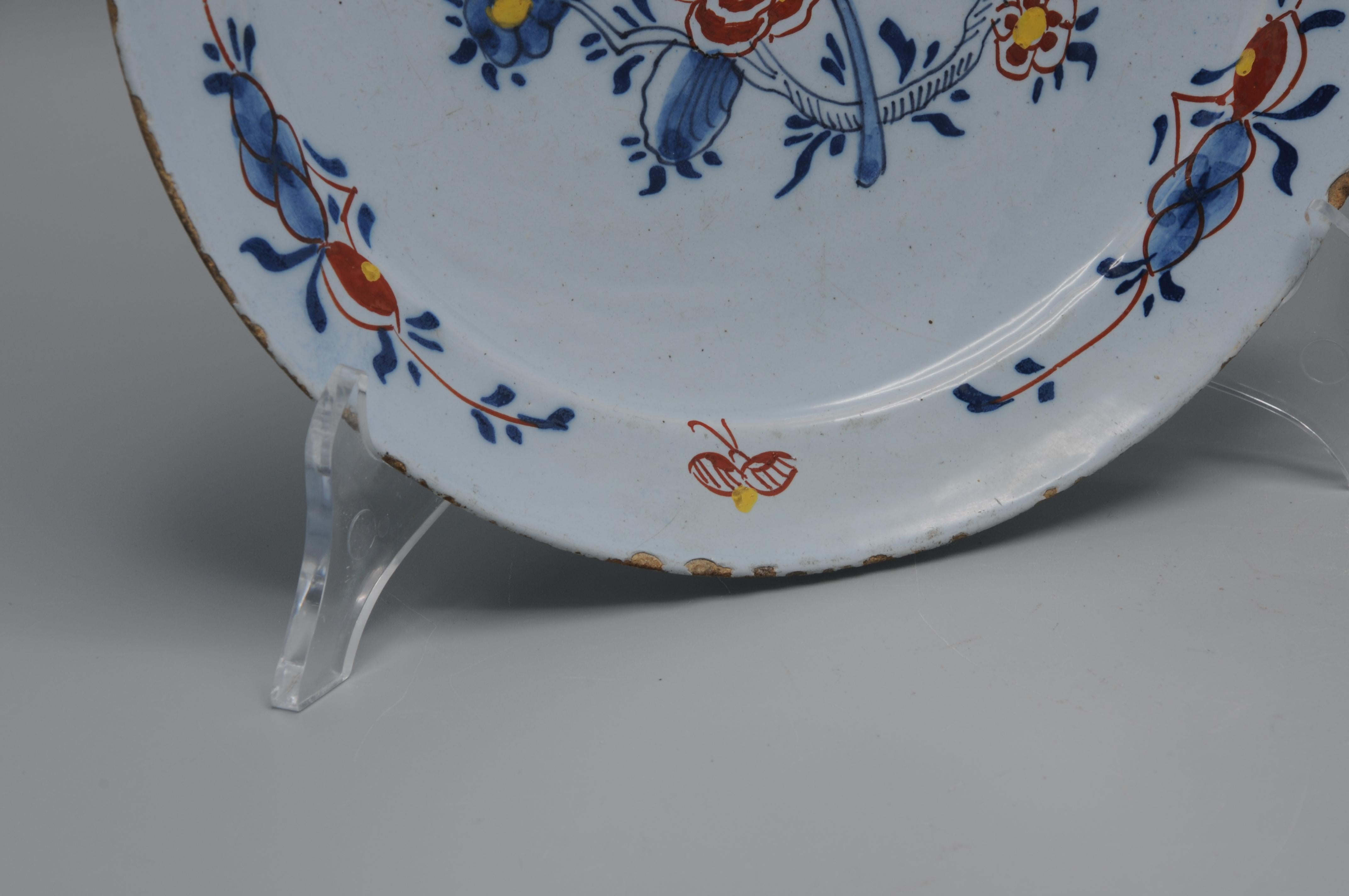 Paire d'assiettes florales polychromes en faïence de Delft - 18ème siècle en vente 4