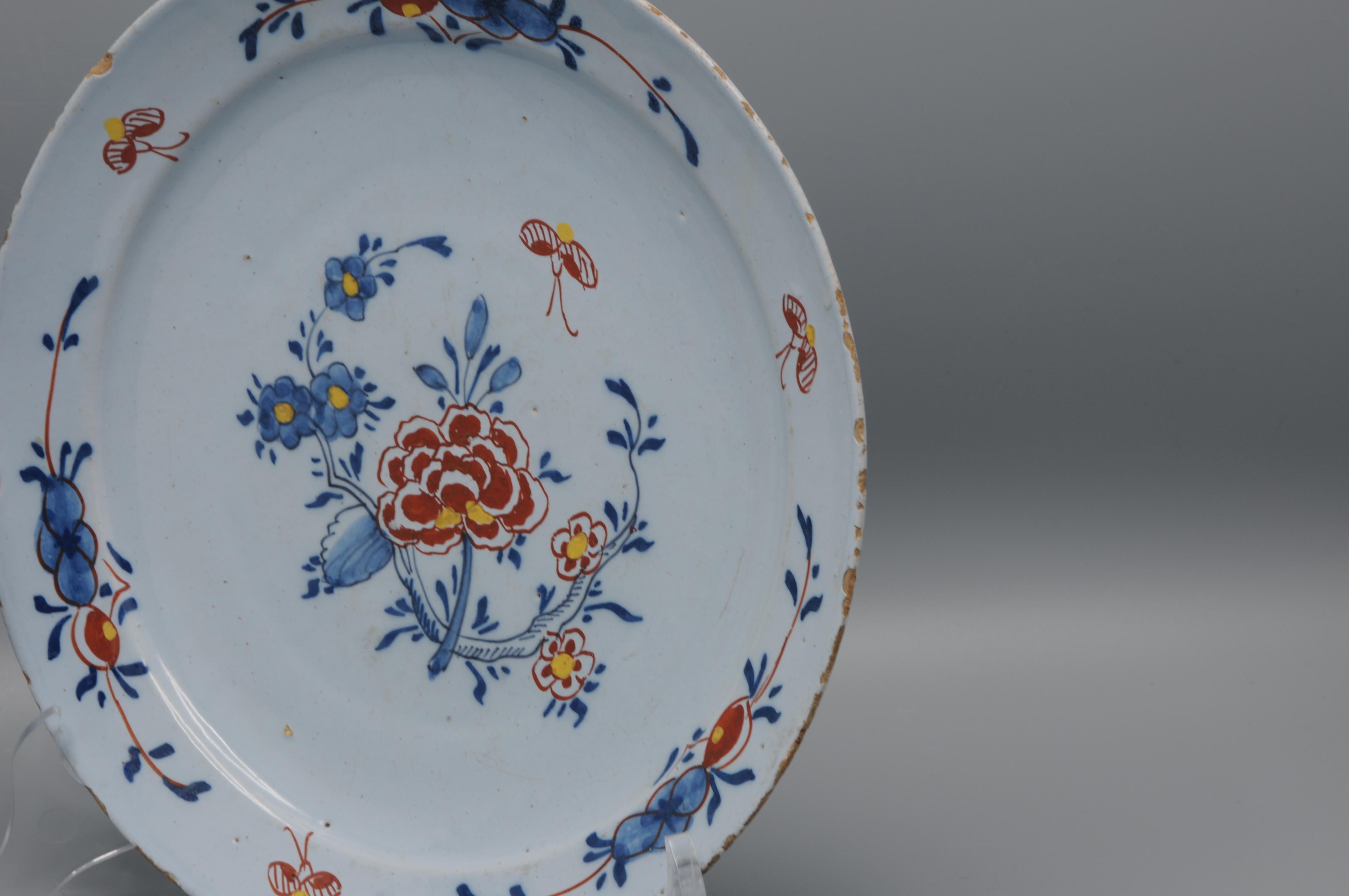 Paire d'assiettes florales polychromes en faïence de Delft - 18ème siècle en vente 5