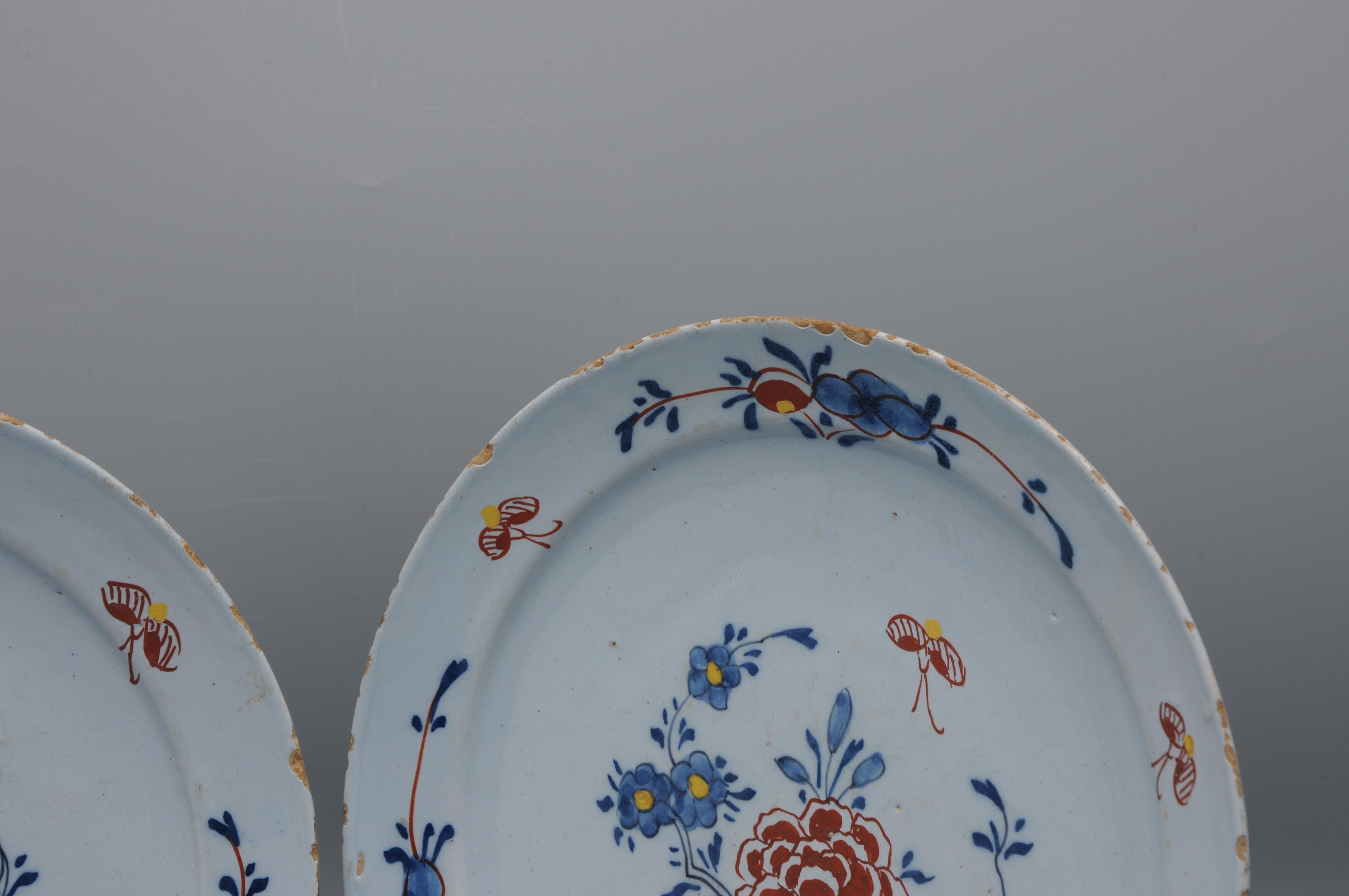 Paire d'assiettes florales polychromes en faïence de Delft - 18ème siècle en vente 6