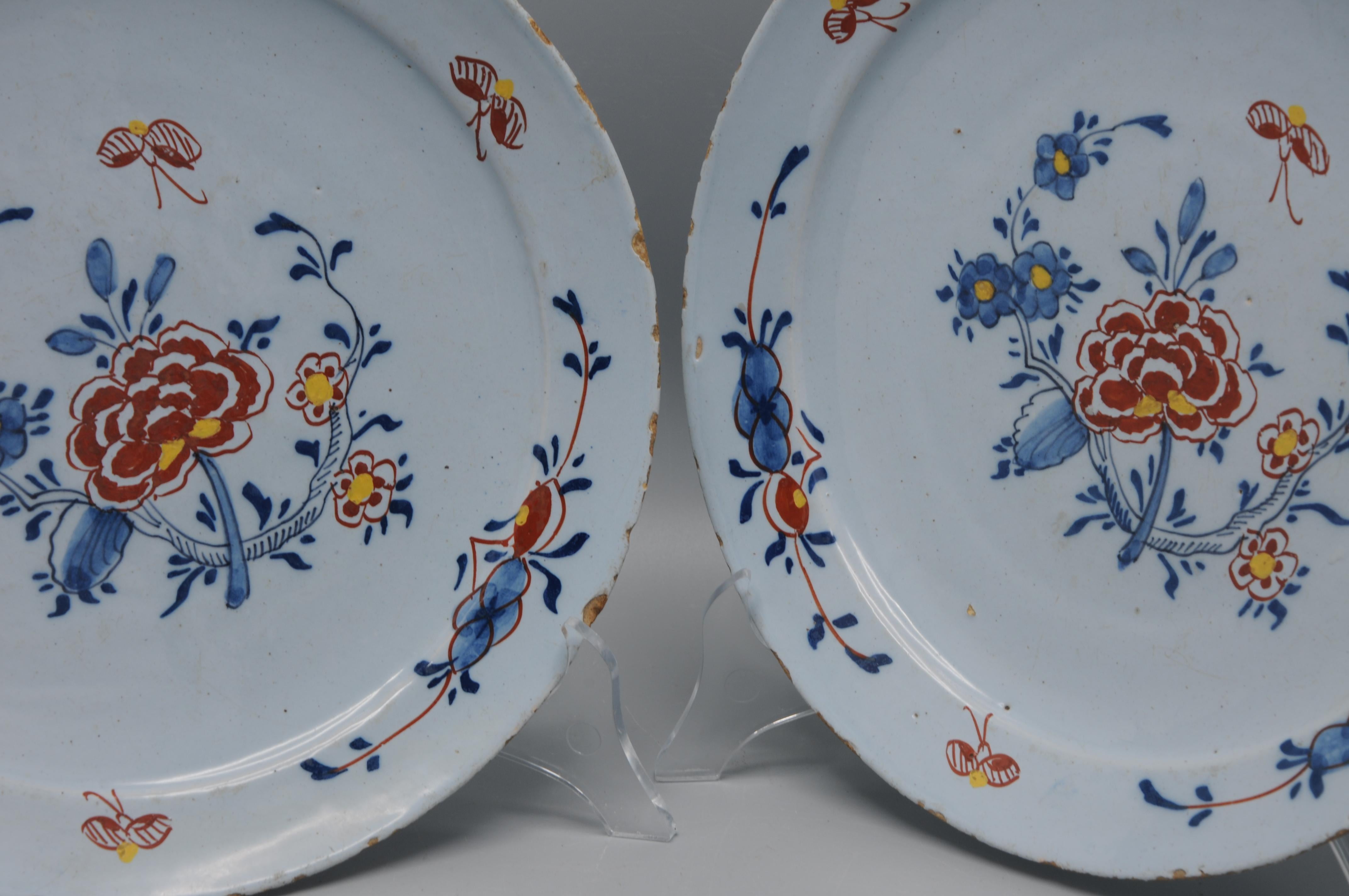 Paire d'assiettes florales polychromes en faïence de Delft - 18ème siècle en vente 7