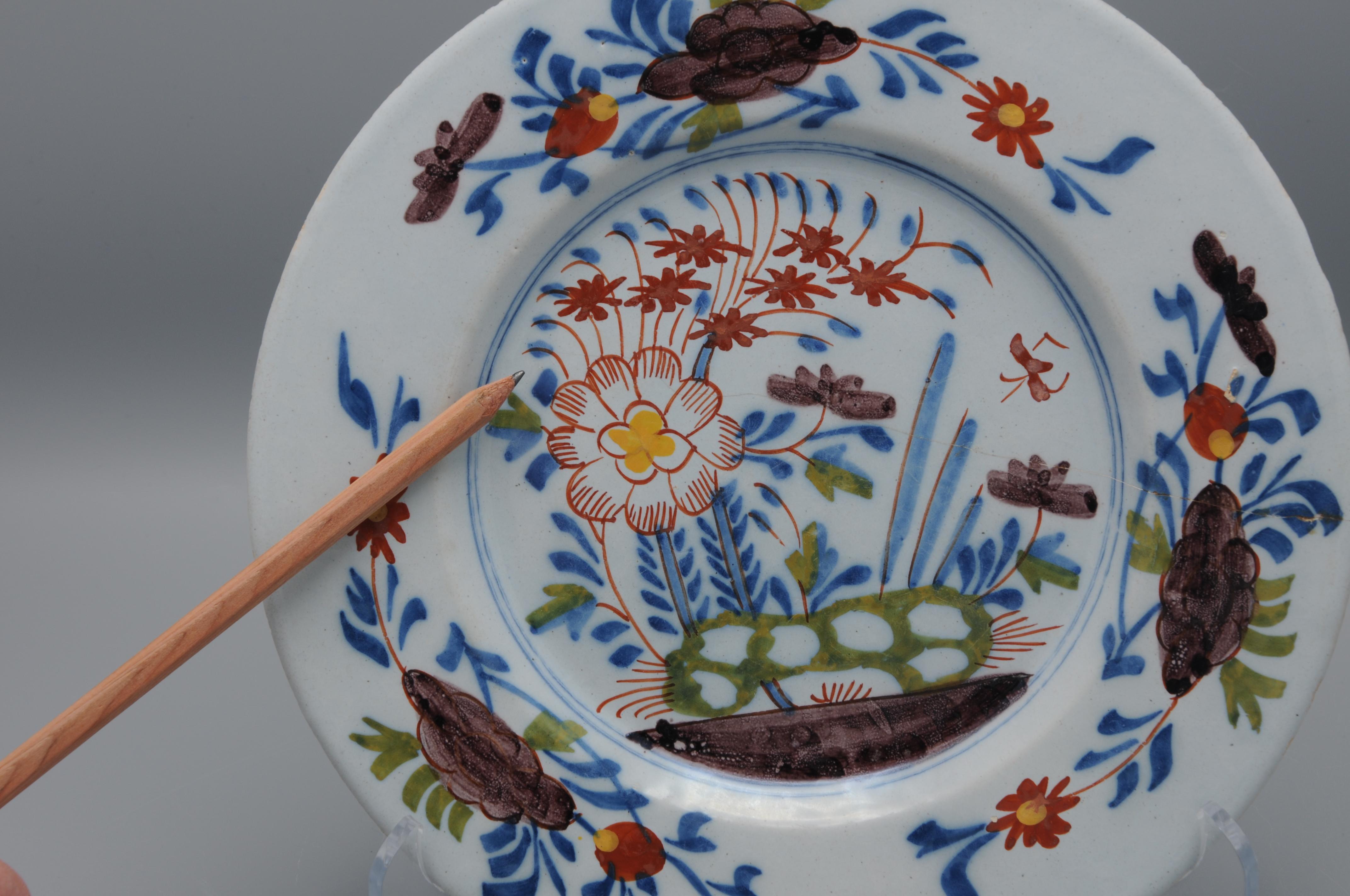 Delft - Pair of polychrome floral Delftware plates - 18th century 9