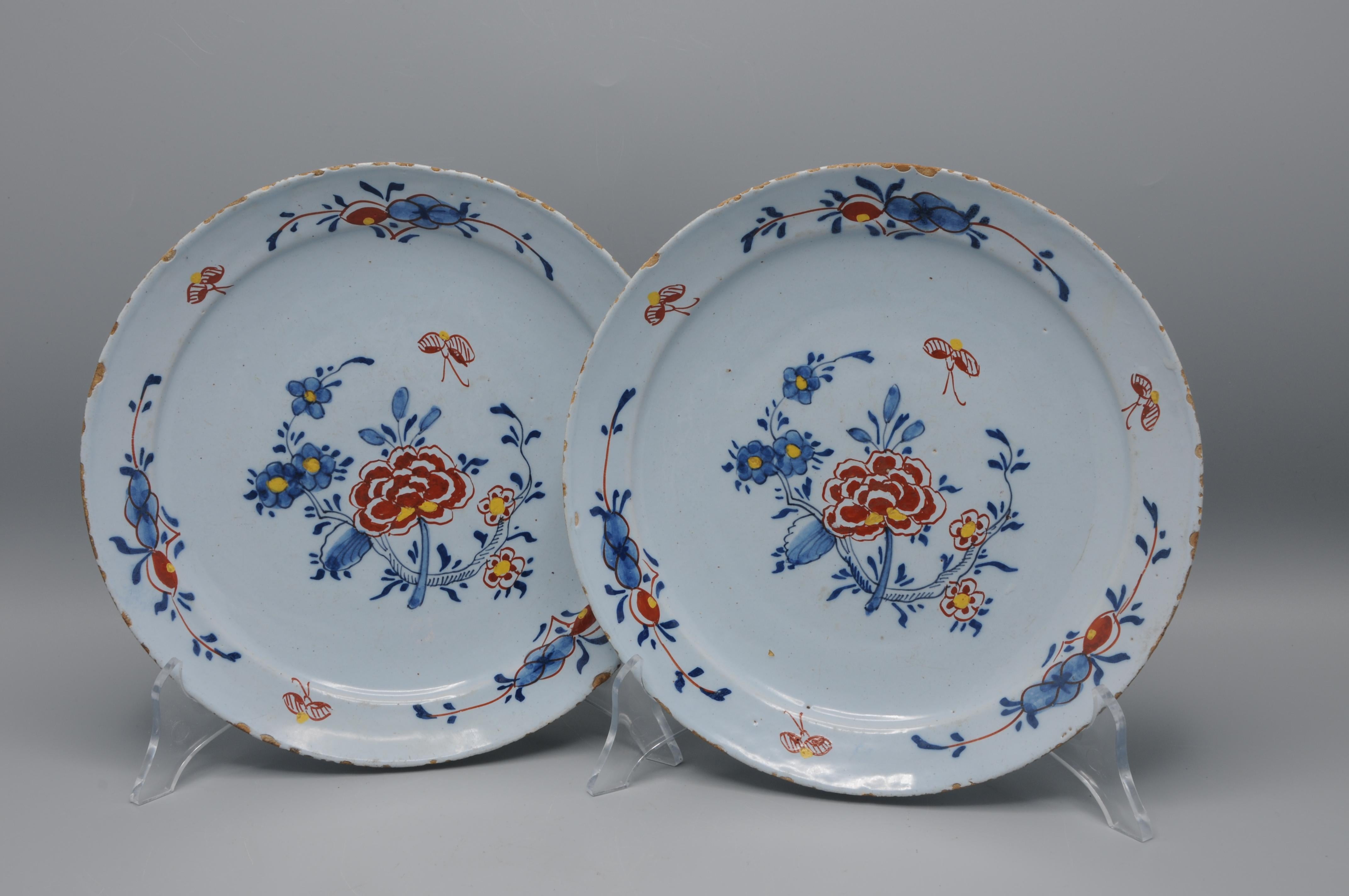 Paire d'assiettes hollandaises en faïence étamée Delft du XVIIIe siècle, de forme 
