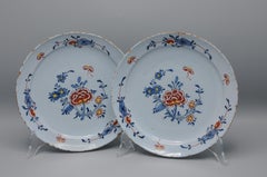 Delft - Pair of polychrome floral Delftware plates - 18th century