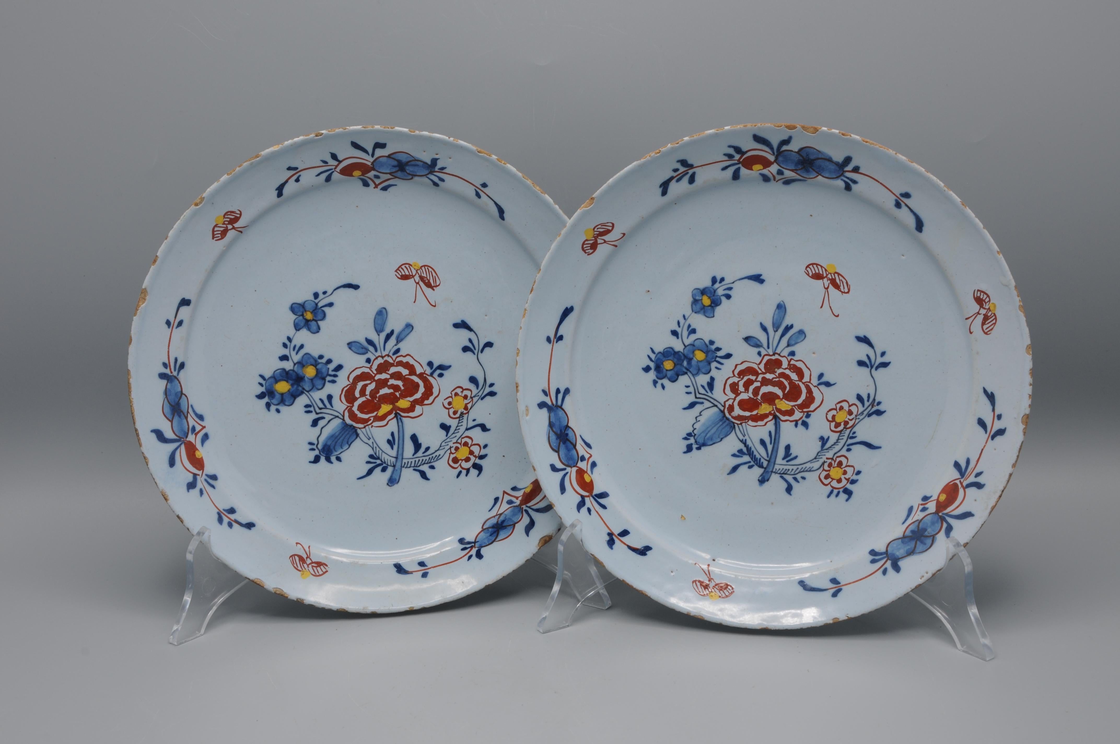Chinoiseries Paire d'assiettes florales polychromes en faïence de Delft - 18ème siècle en vente