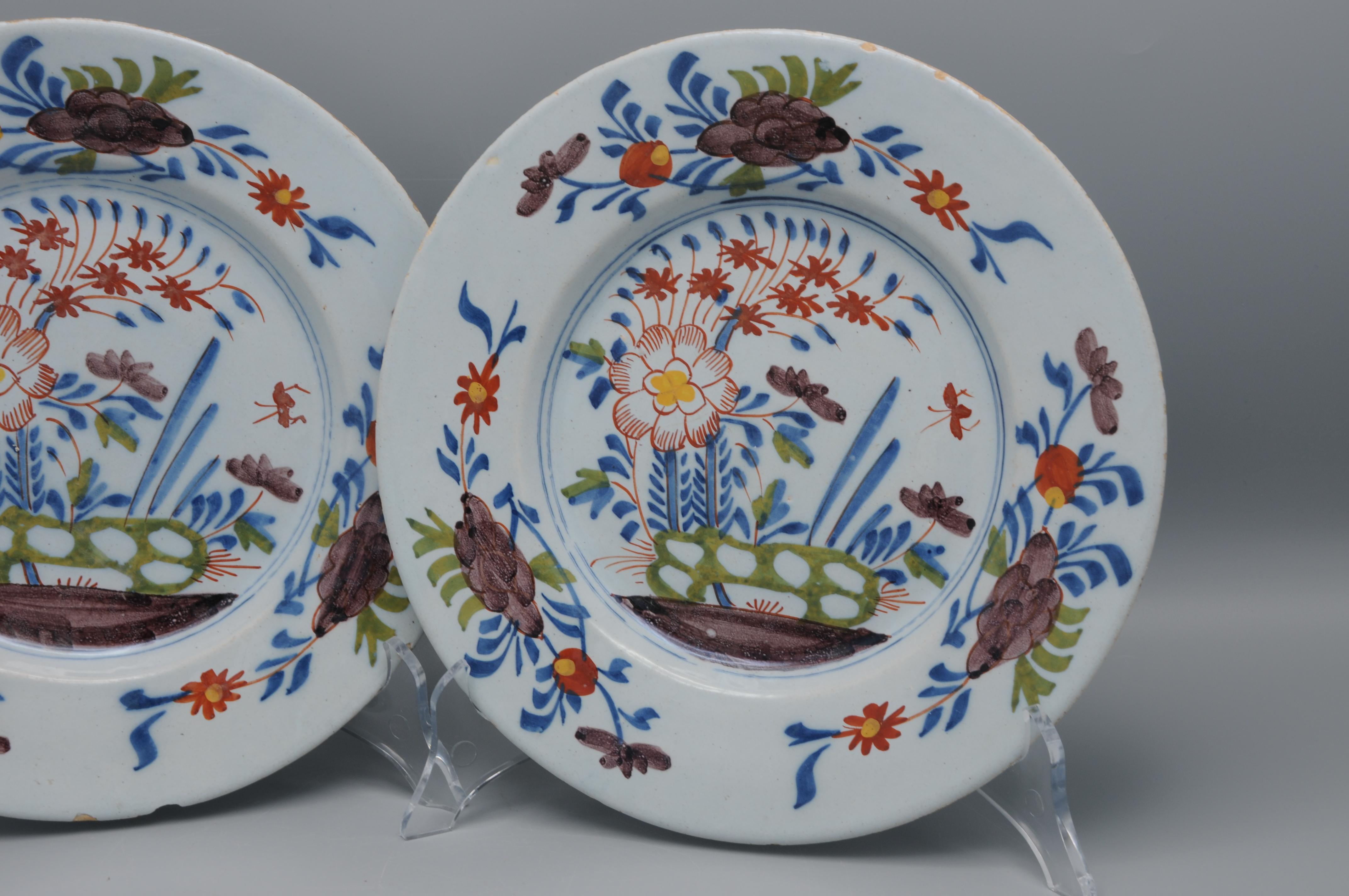 Dutch Delft - Pair of polychrome floral Delftware plates - 18th century