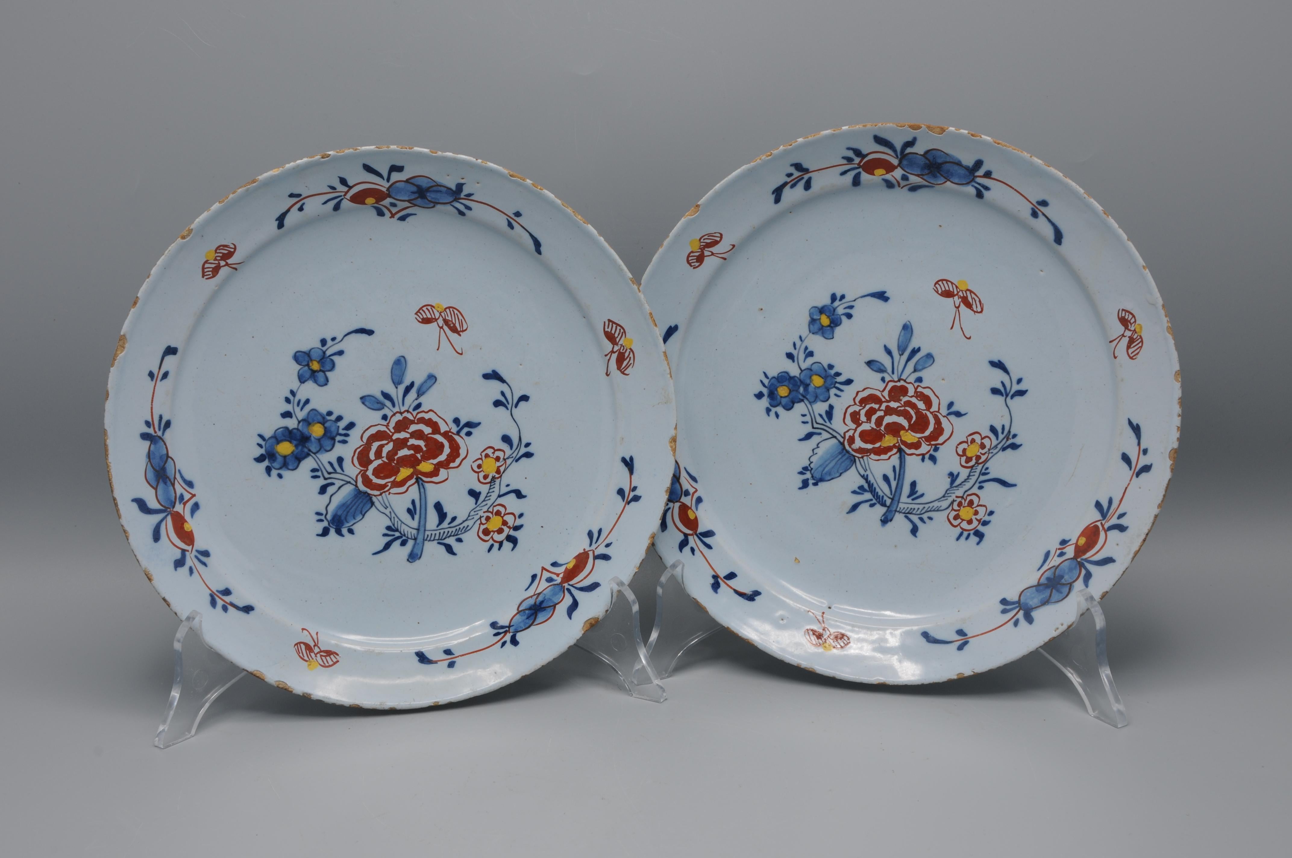 Néerlandais Paire d'assiettes florales polychromes en faïence de Delft - 18ème siècle en vente