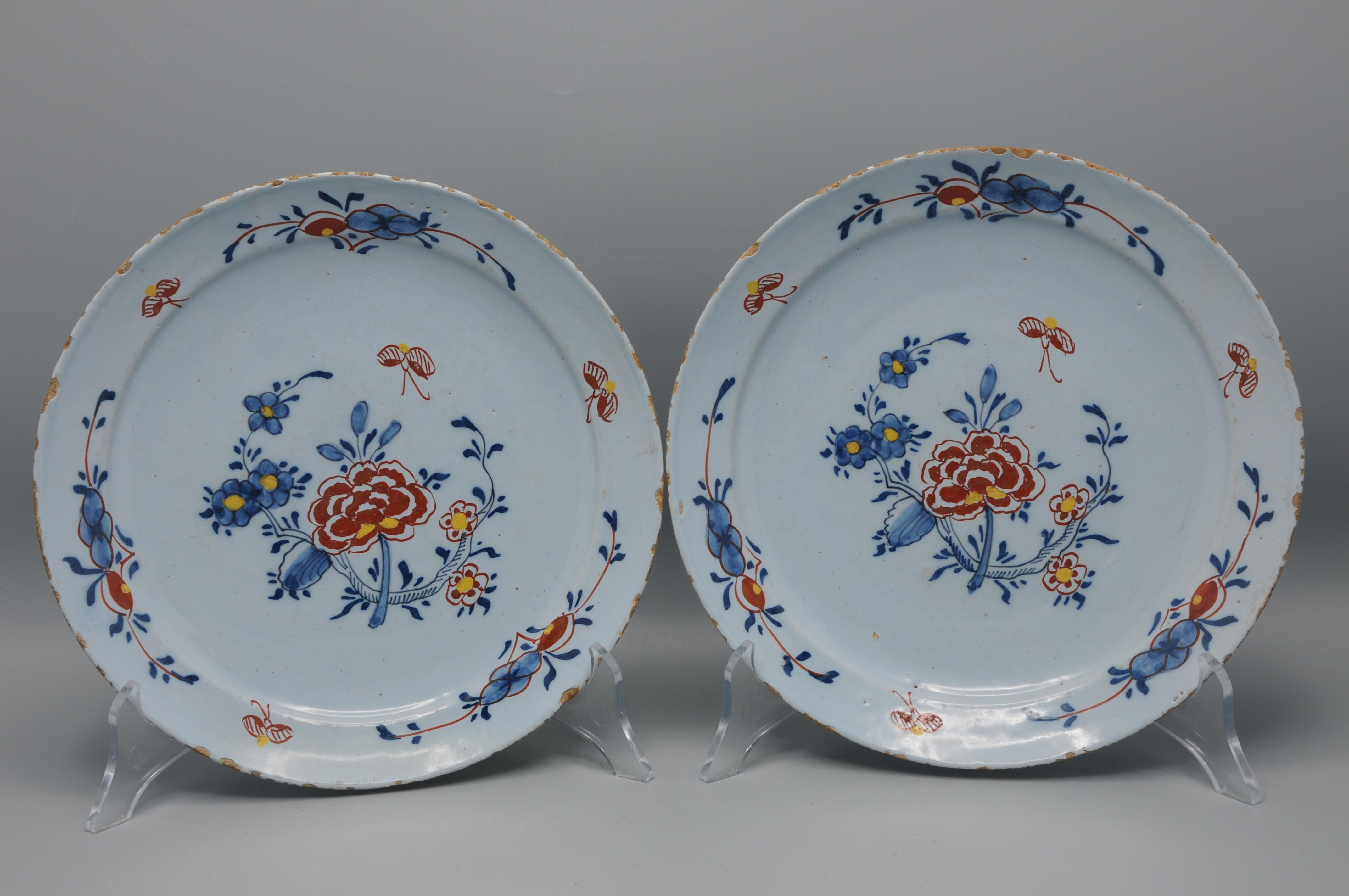 Vernissé Paire d'assiettes florales polychromes en faïence de Delft - 18ème siècle en vente
