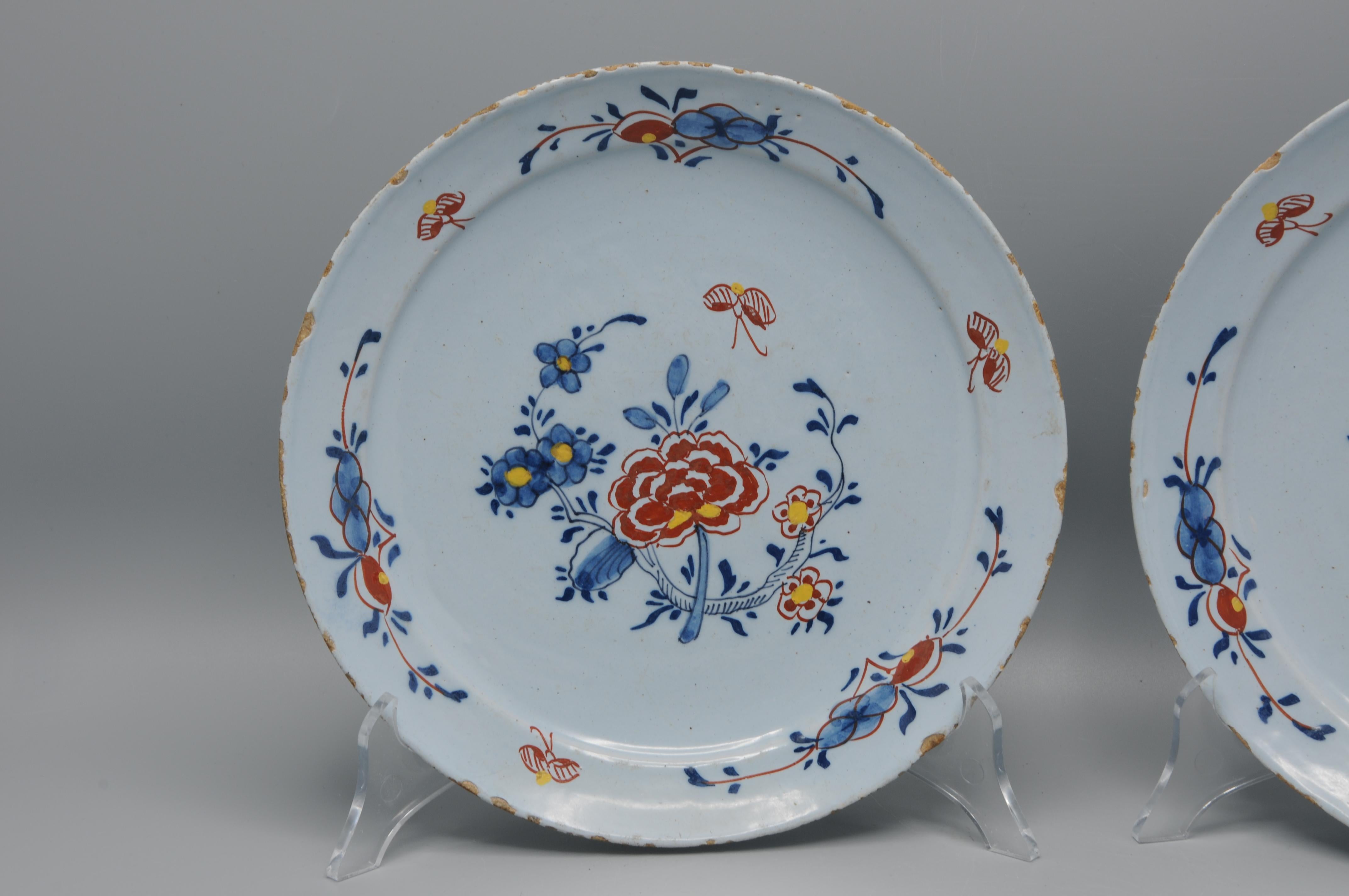 Paire d'assiettes florales polychromes en faïence de Delft - 18ème siècle Bon état - En vente à DELFT, NL