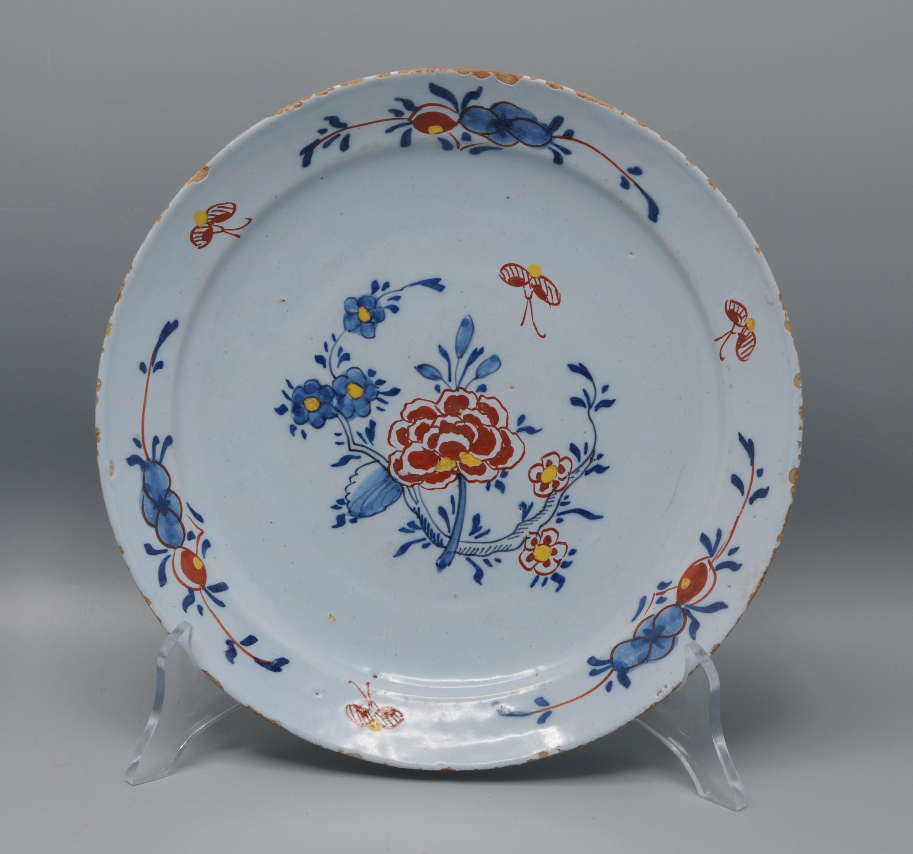 XVIIIe siècle et antérieur Paire d'assiettes florales polychromes en faïence de Delft - 18ème siècle en vente