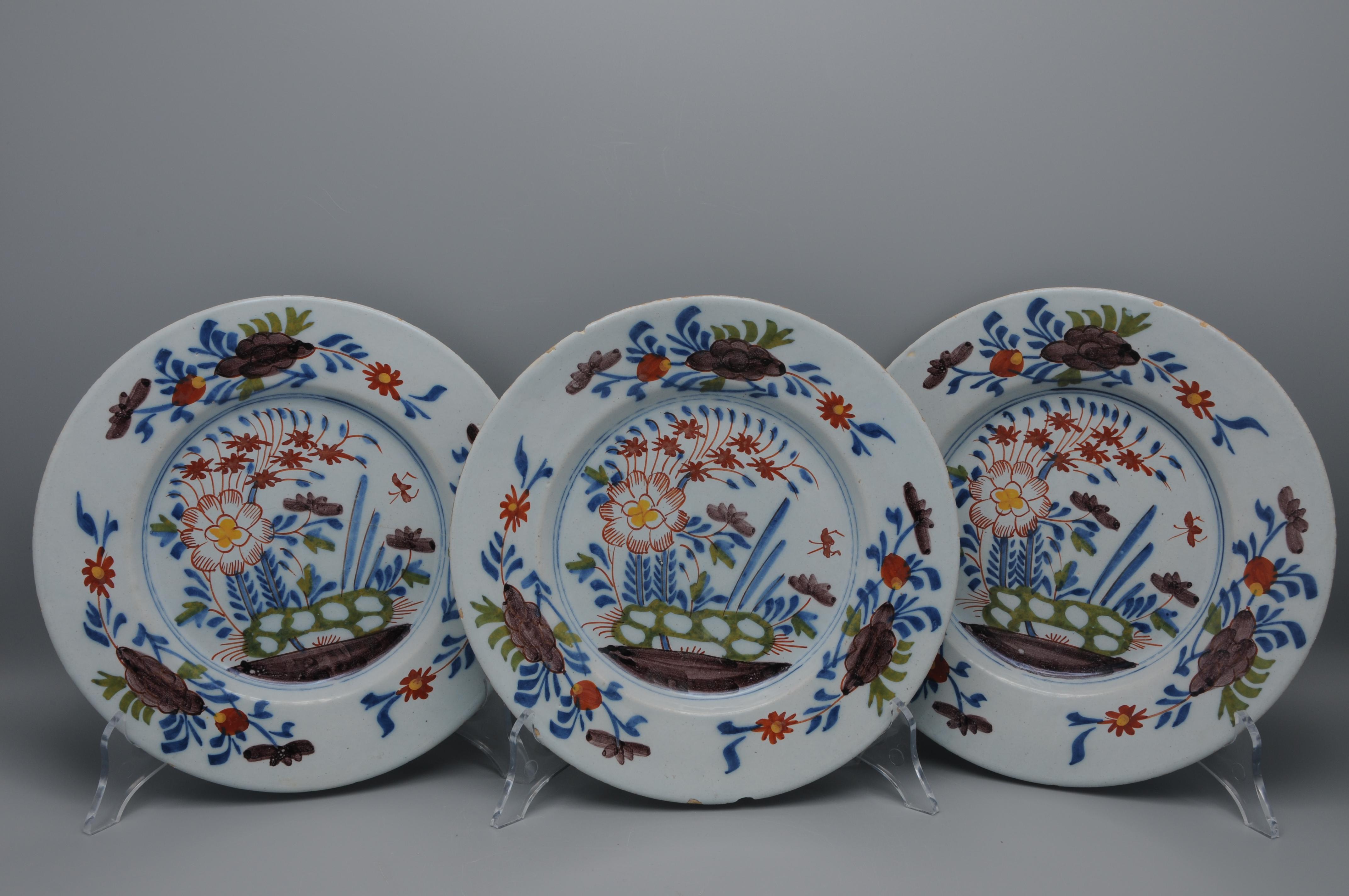 Earthenware Delft - Pair of polychrome floral Delftware plates - 18th century