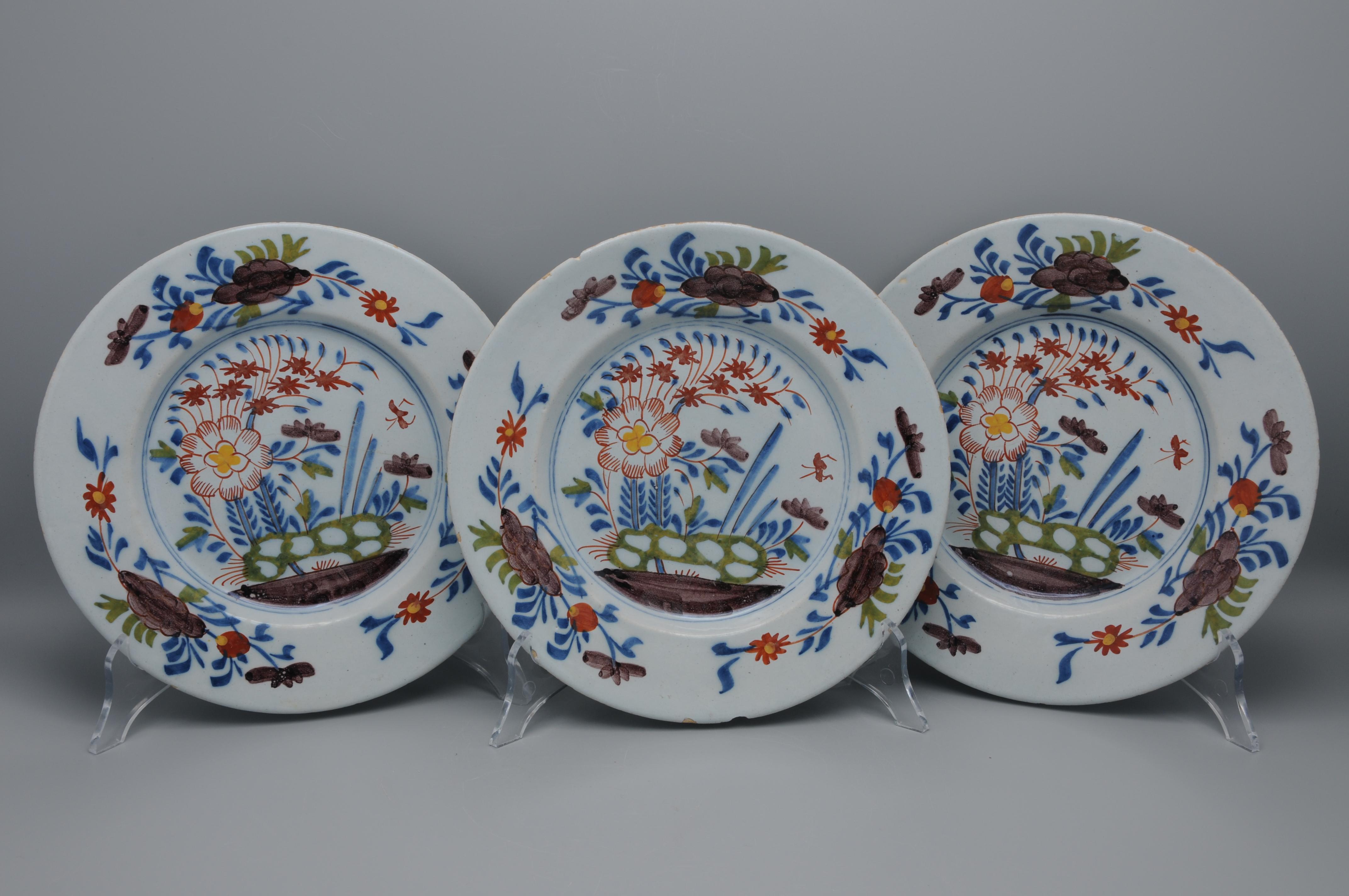 Delft - Pair of polychrome floral Delftware plates - 18th century 1
