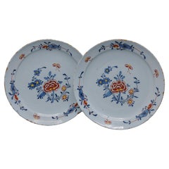 Paire d'assiettes florales polychromes en faïence de Delft - 18ème siècle