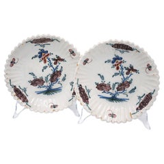 Paire d'assiettes florales polychromes en faïence de Delft - 18ème siècle