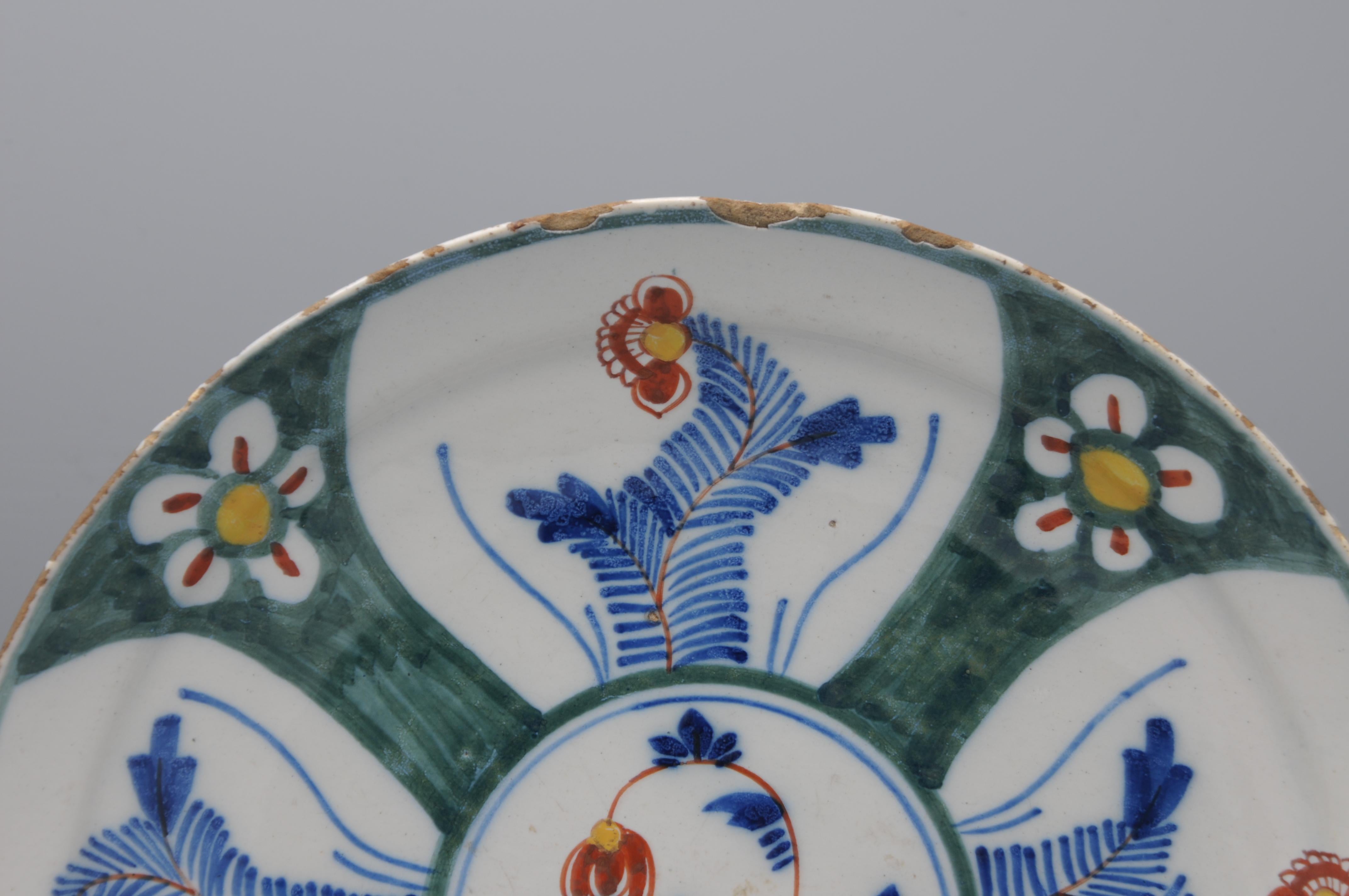 Delft - Pair of polychrome, mainly green, Delfware plates - 18th century 3