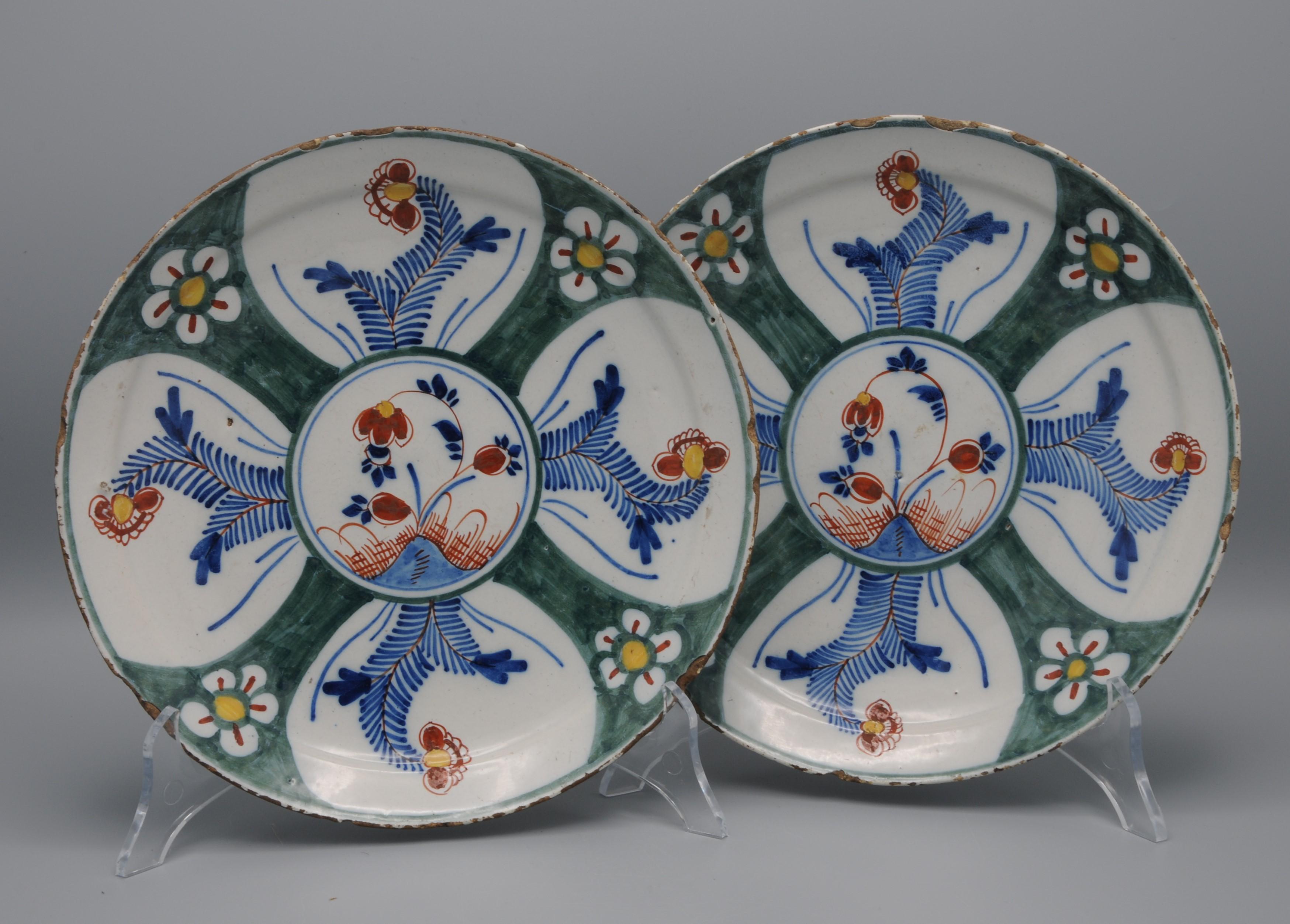 Dutch Delft - Pair of polychrome, mainly green, Delfware plates - 18th century