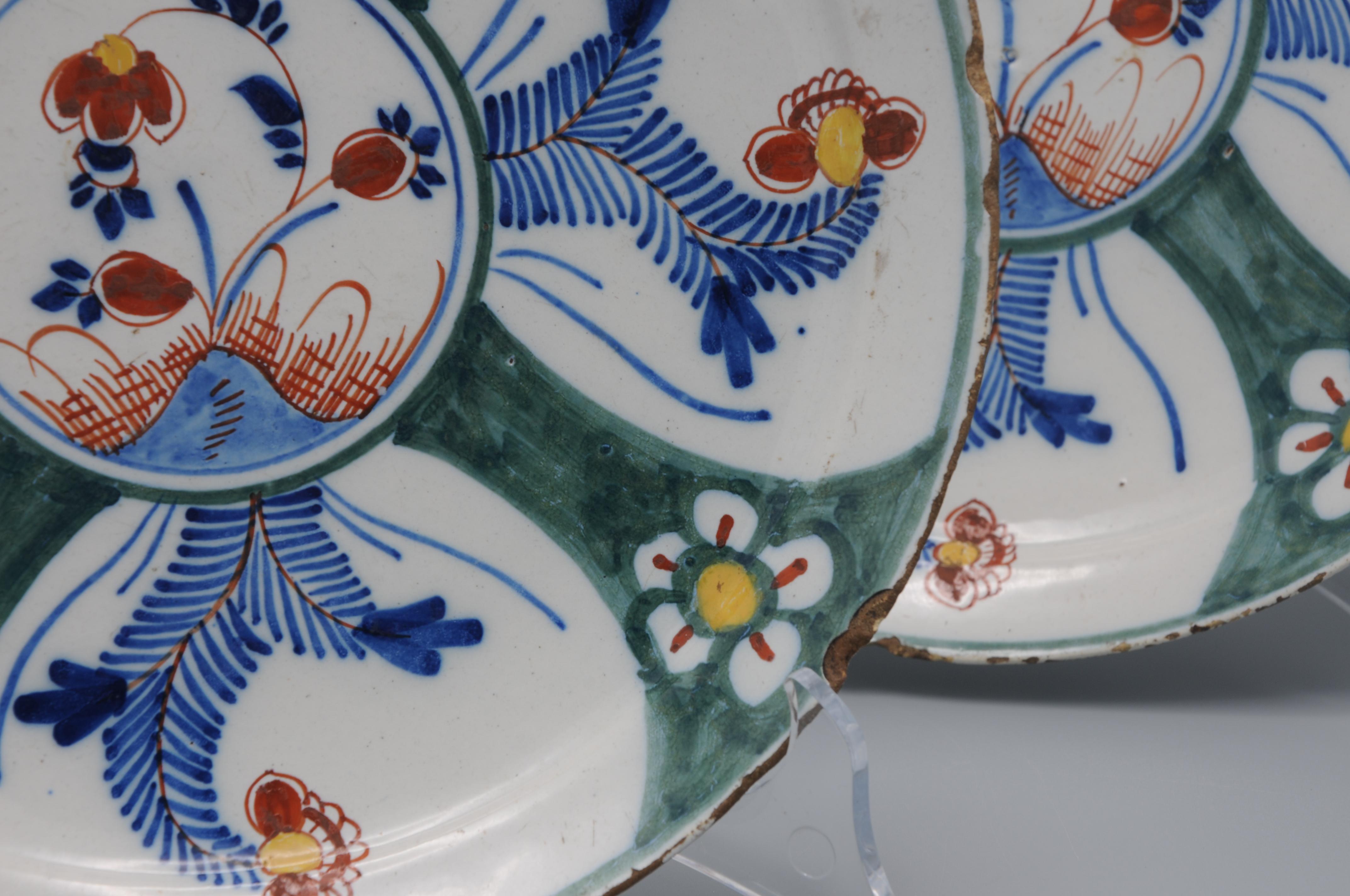 Delft - Pair of polychrome, mainly green, Delfware plates - 18th century In Good Condition In DELFT, NL