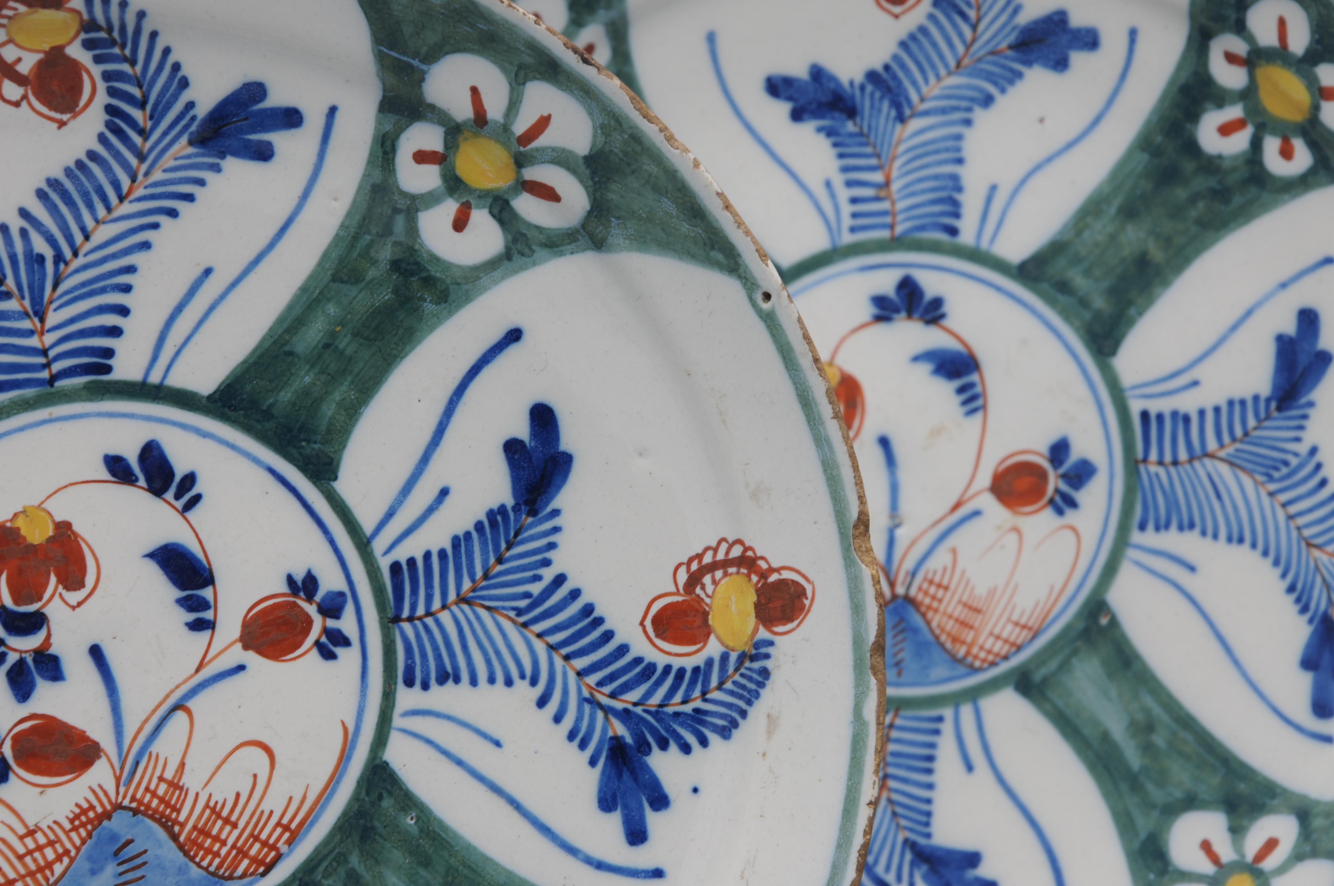 19th Century Delft - Pair of polychrome, mainly green, Delfware plates - 18th century