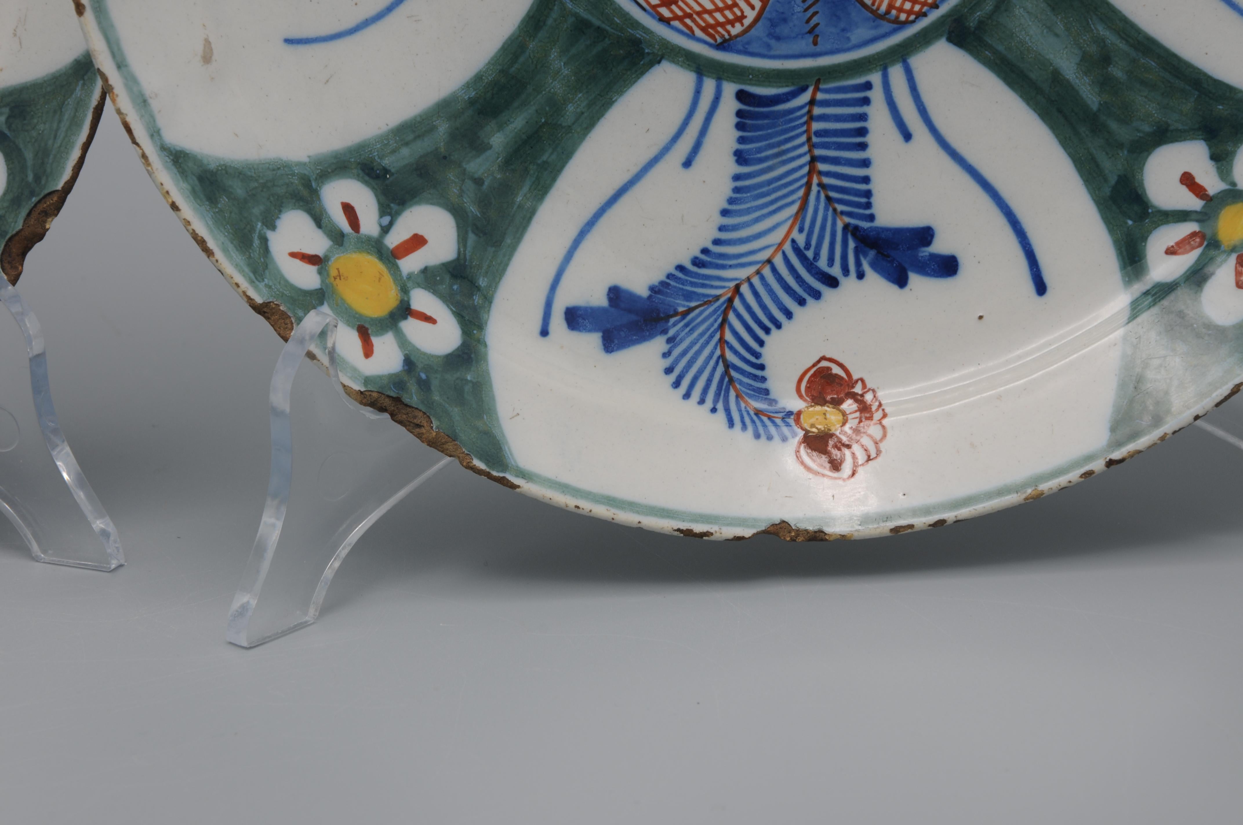 Delft - Pair of polychrome, mainly green, Delfware plates - 18th century 1