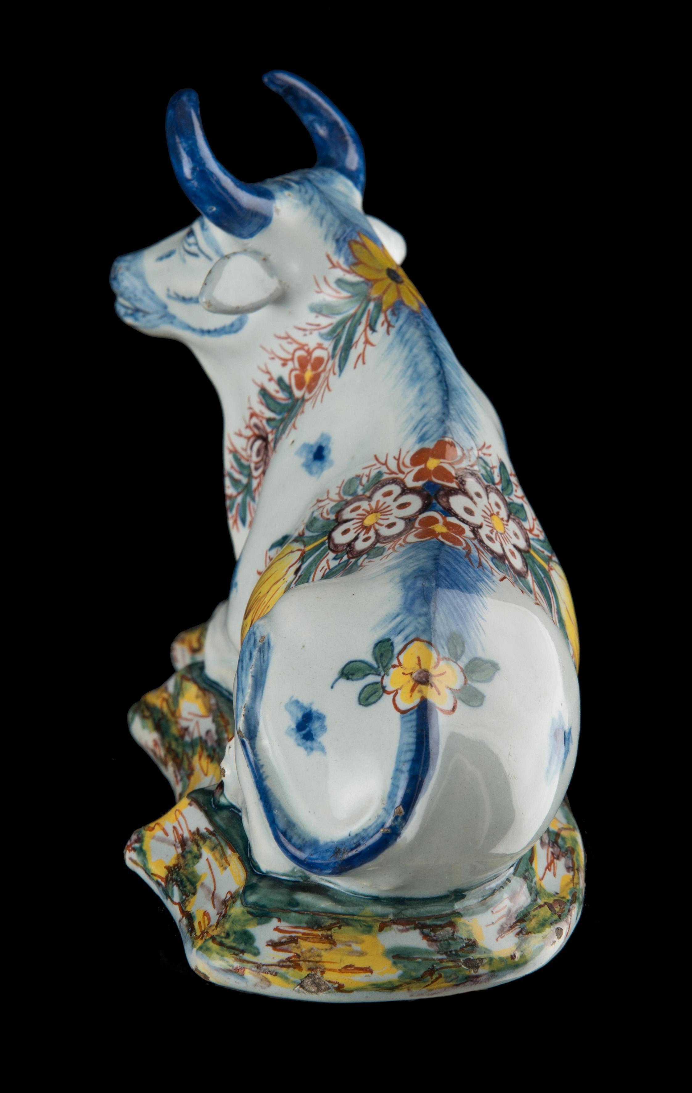 Delft, Pair of Polychrome Reclining Cows, Marked, C 1760 In Good Condition In Verviers, BE