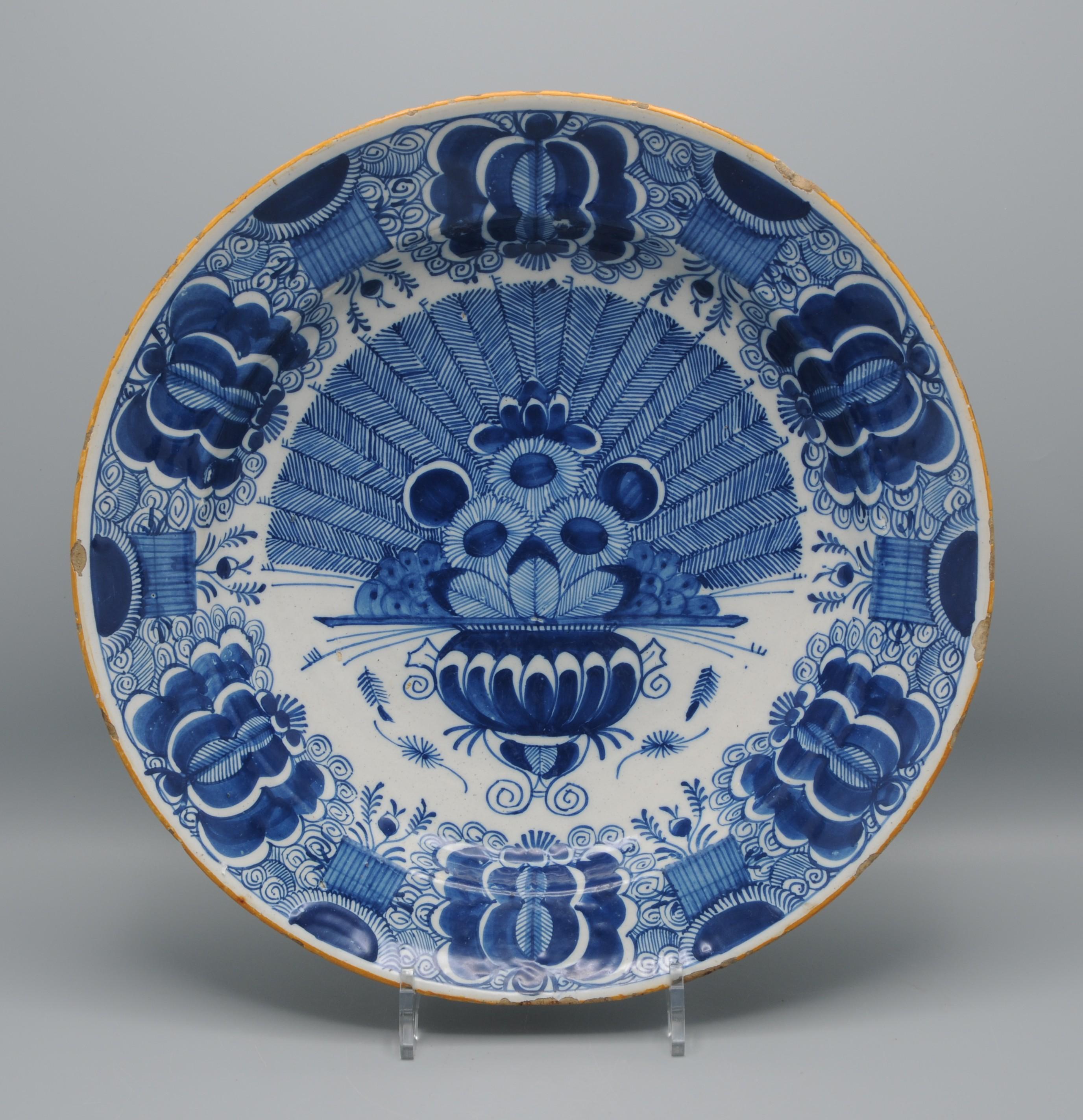 Rococo Chargeur 'Pauwenstaart' en forme de paon de Delft - De Claauw, 18e siècle en vente