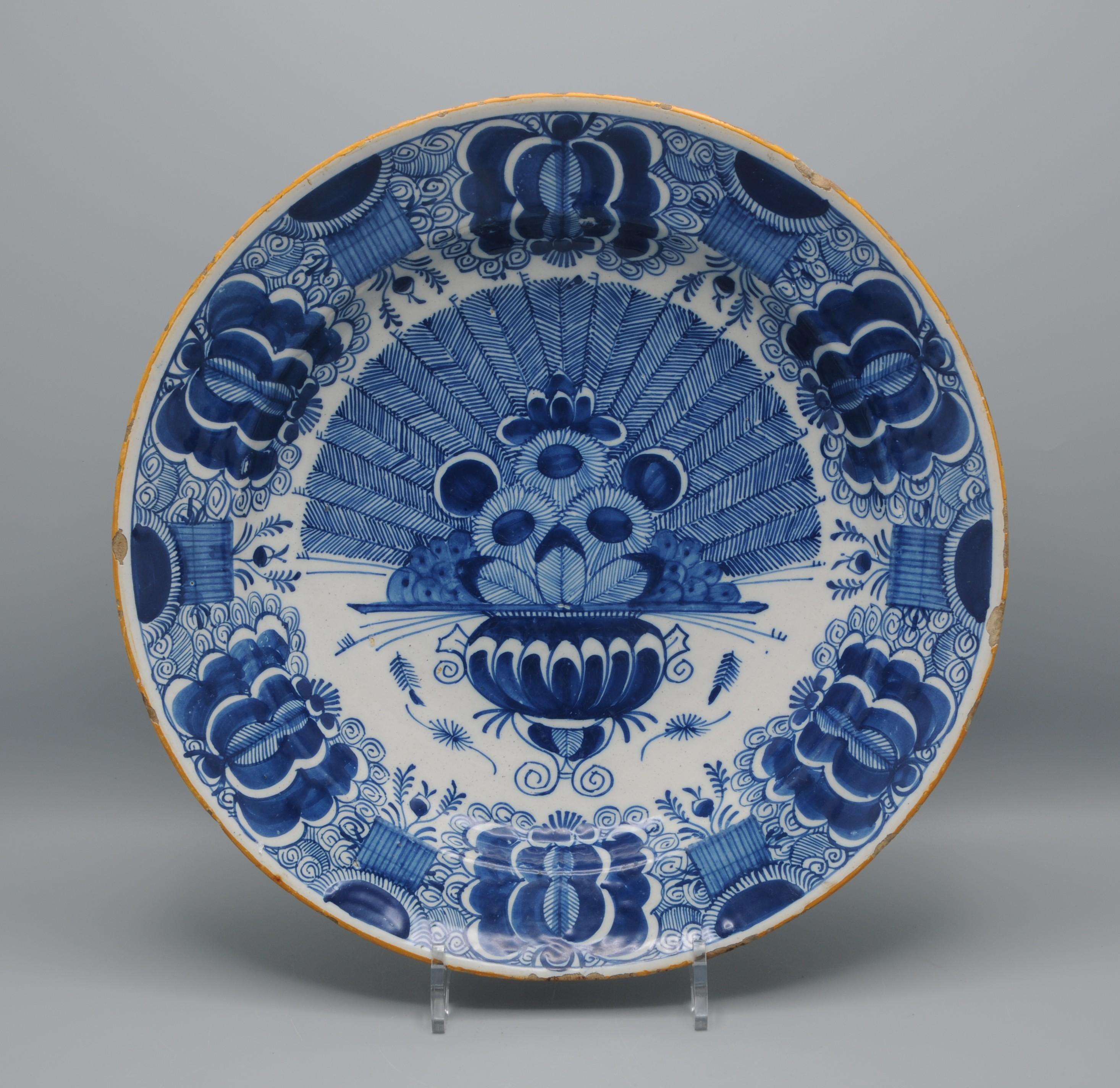 Peint à la main Chargeur 'Pauwenstaart' en forme de paon de Delft - De Claauw, 18e siècle en vente