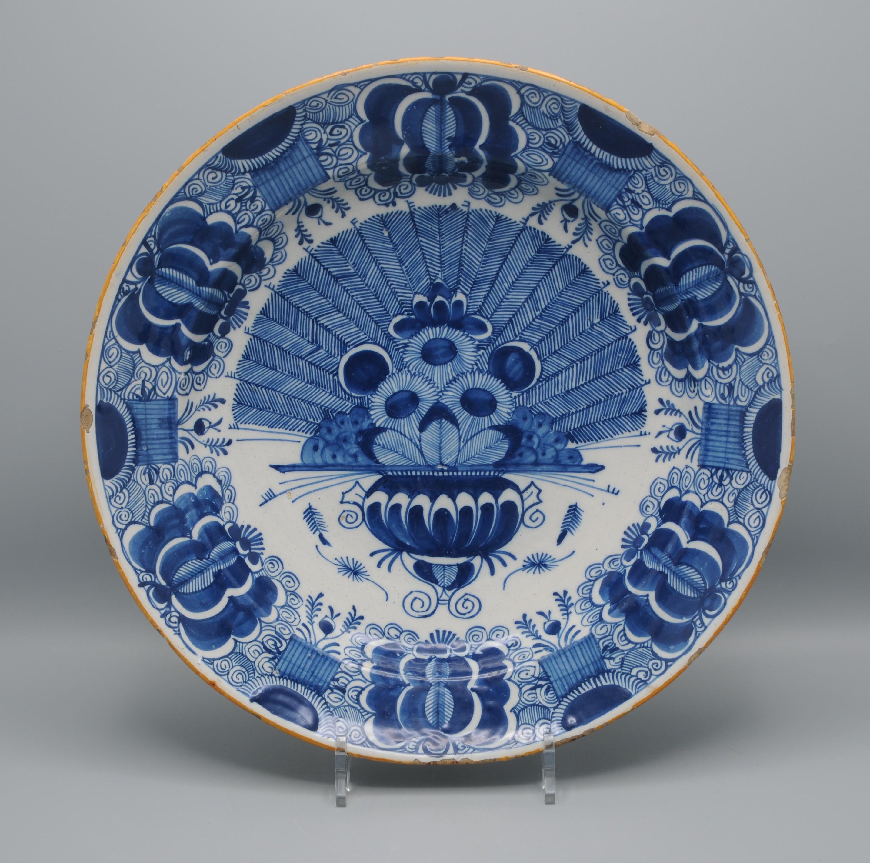 Chargeur 'Pauwenstaart' en forme de paon de Delft - De Claauw, 18e siècle Bon état - En vente à DELFT, NL