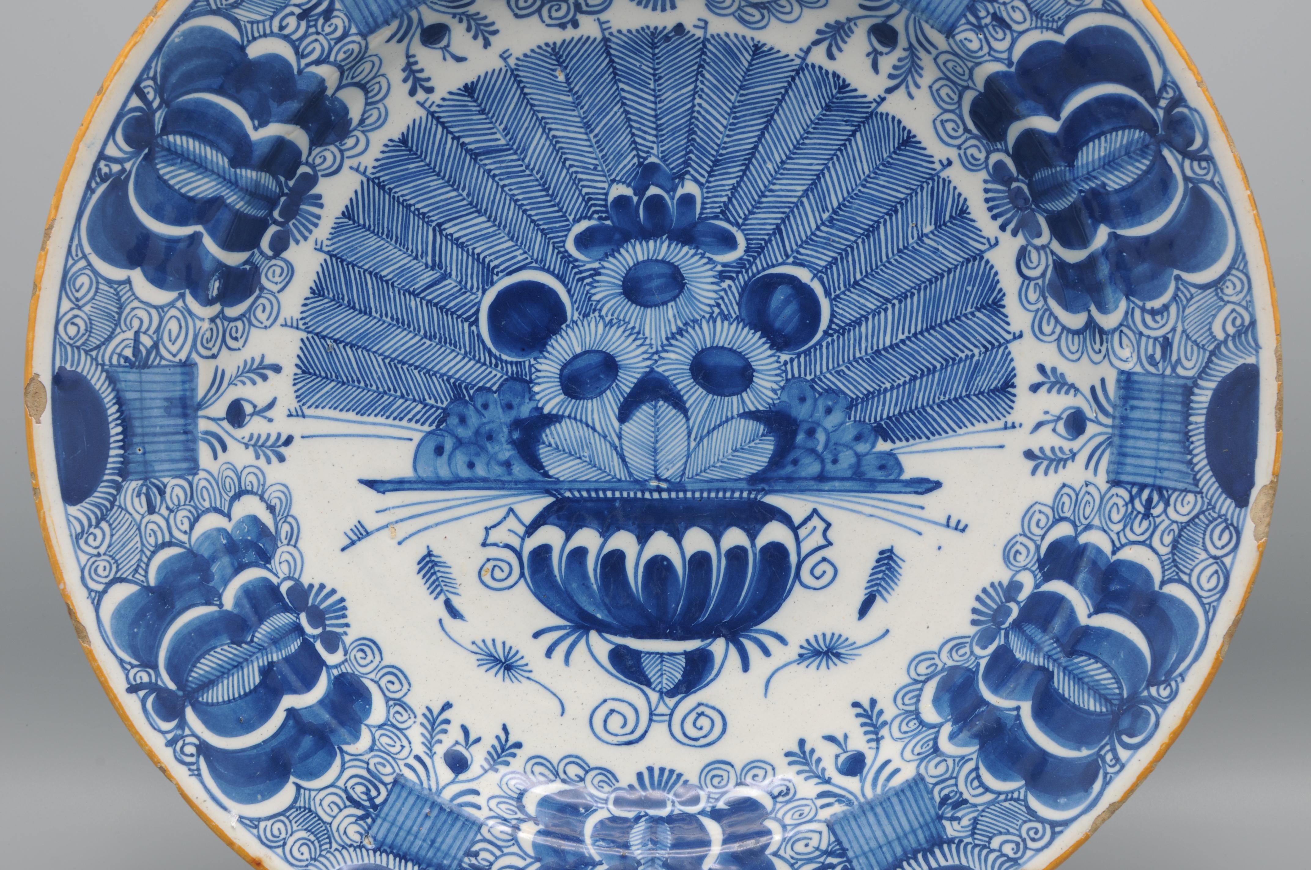 XVIIIe siècle Chargeur 'Pauwenstaart' en forme de paon de Delft - De Claauw, 18e siècle en vente