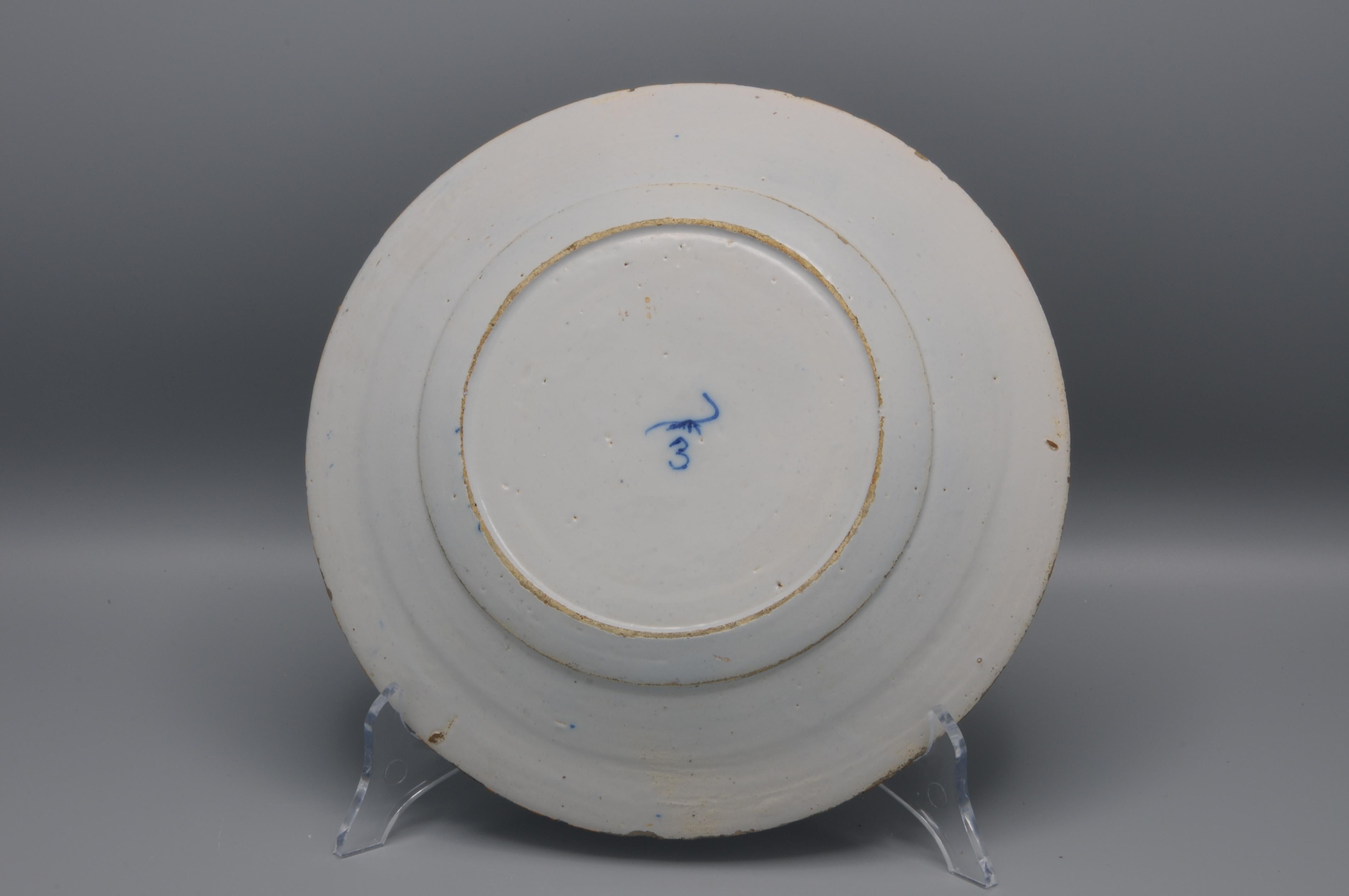 Hand-Painted Delft Peacock 'Pauwenstaart' plate - De Claauw For Sale