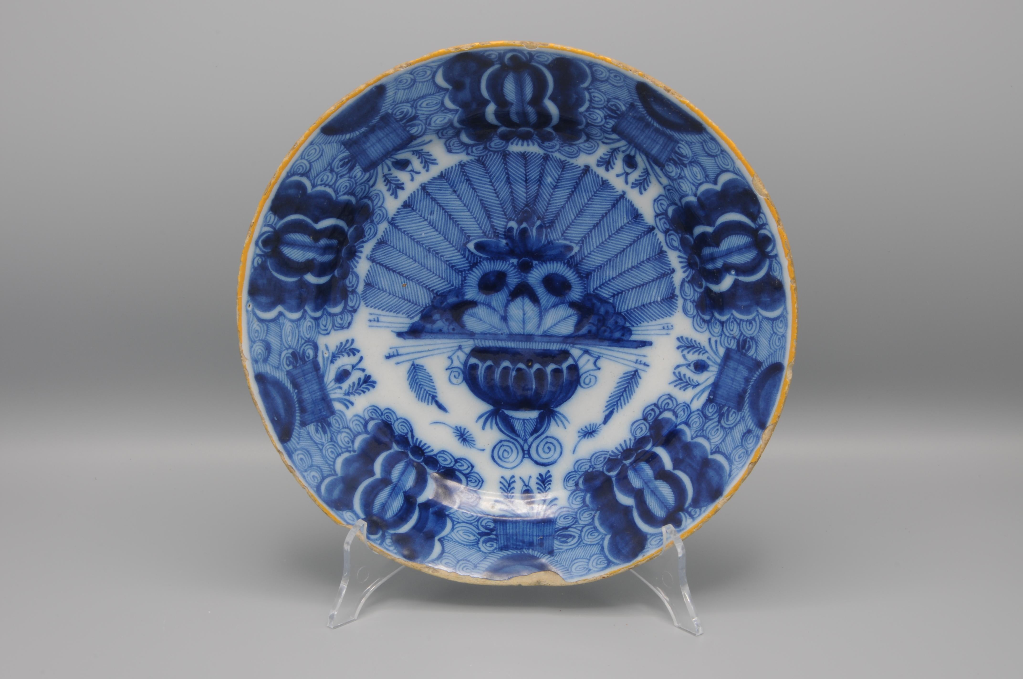 Hand-Painted Delft Peacock 'Pauwenstaart' dish - De Claauw
