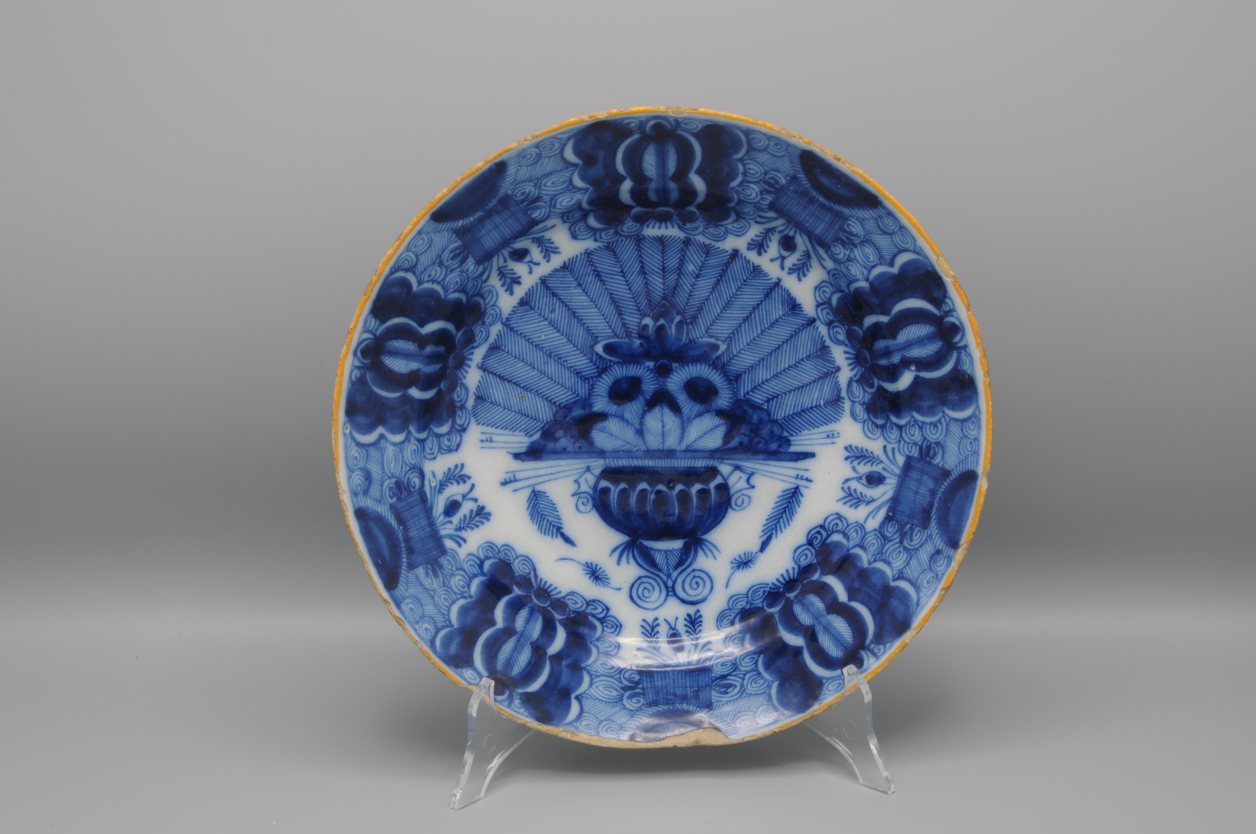Delft Peacock 'Pauwenstaart' dish - De Claauw In Good Condition In DELFT, NL