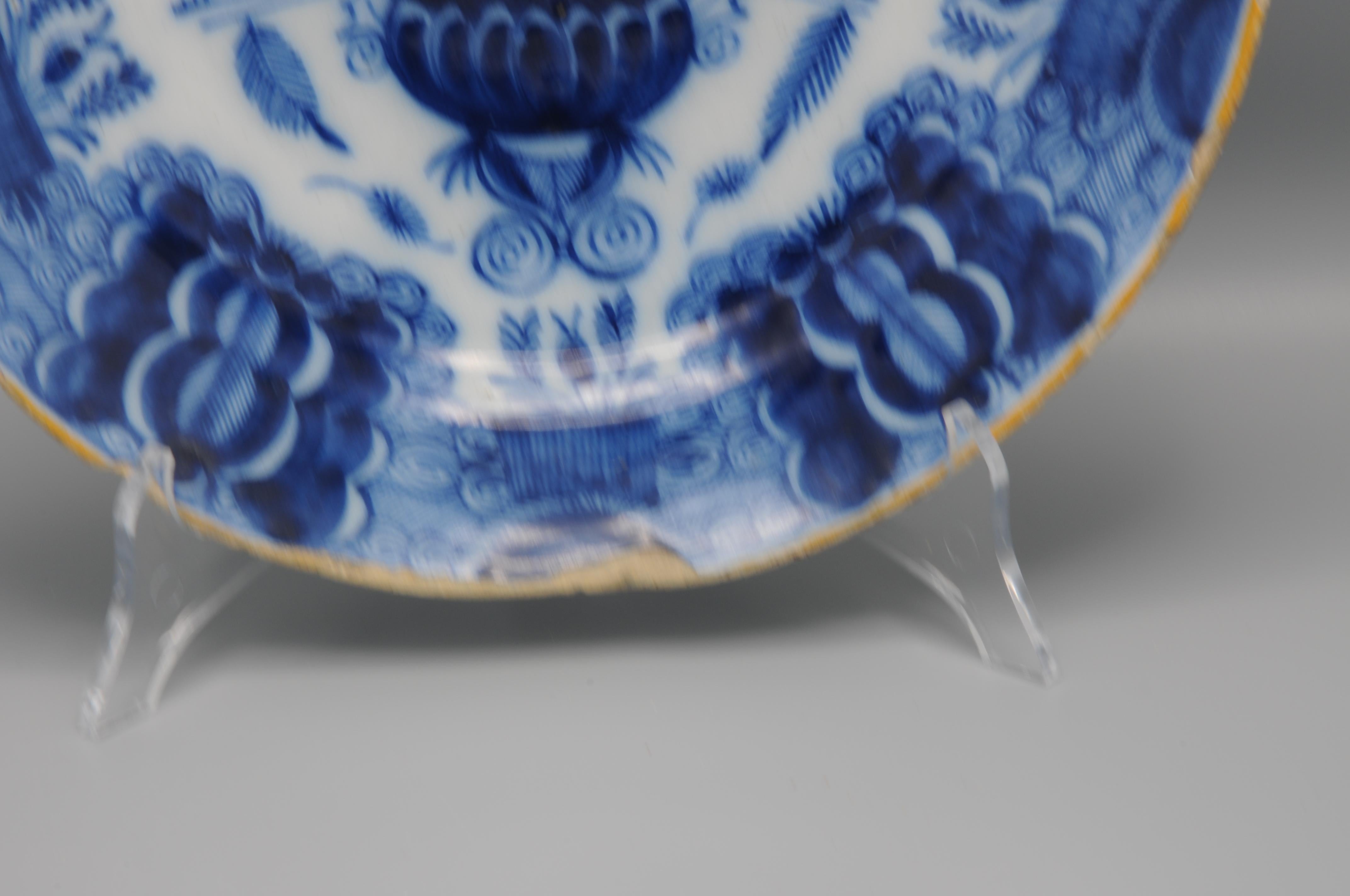 Earthenware Delft Peacock 'Pauwenstaart' dish - De Claauw