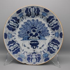 Delft Peacock 'Pauwenstaart' large charger - De Claauw, 18th century
