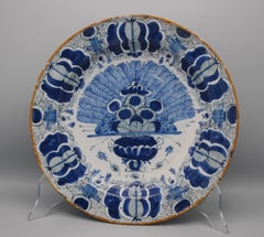 Delft Peacock 'Pauwenstaart' large charger - De Claauw, 18th century