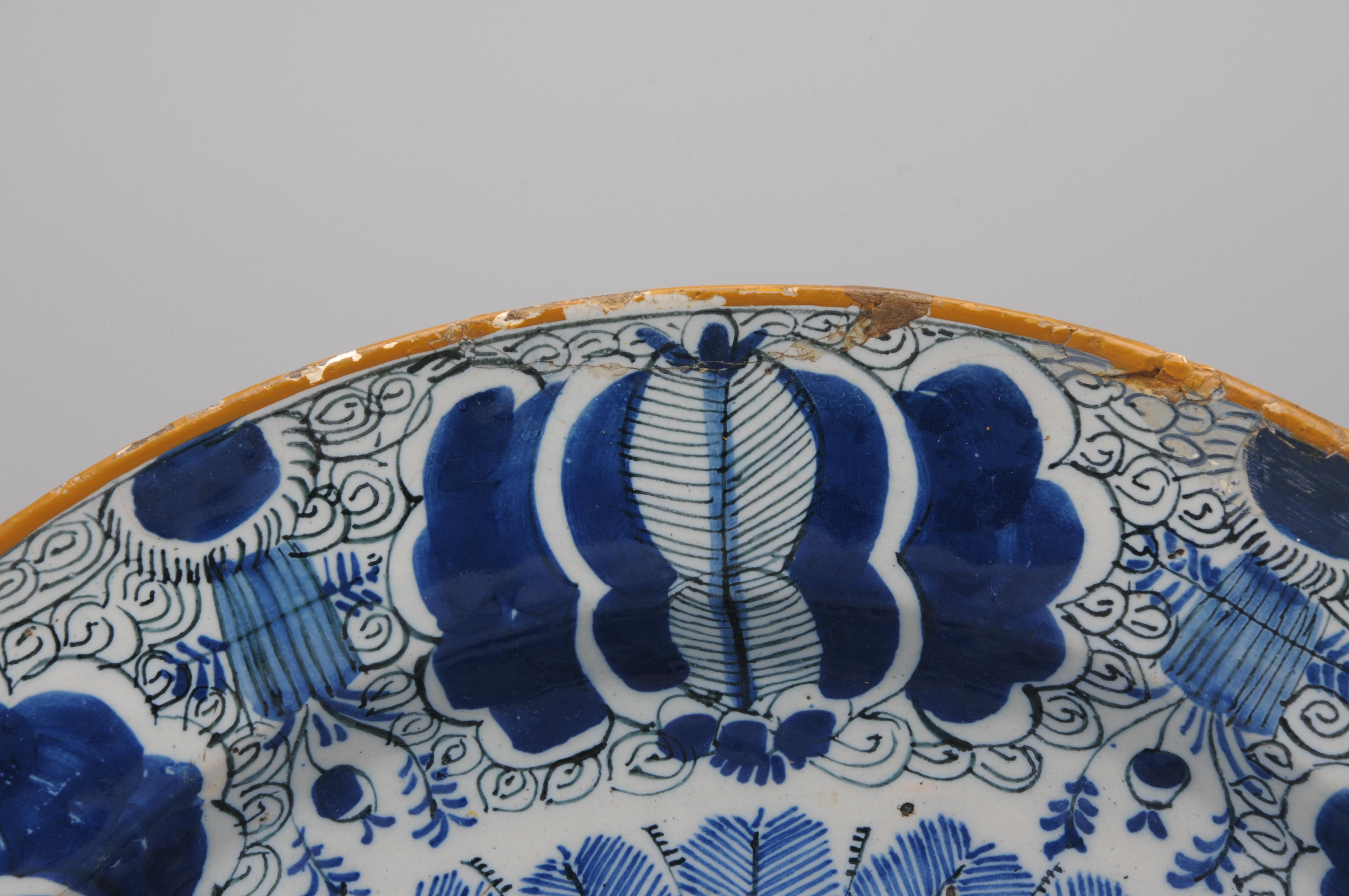 Rococo Grand chargeur Pauwenstaart de Delft, De Claauw, 18ème siècle en vente