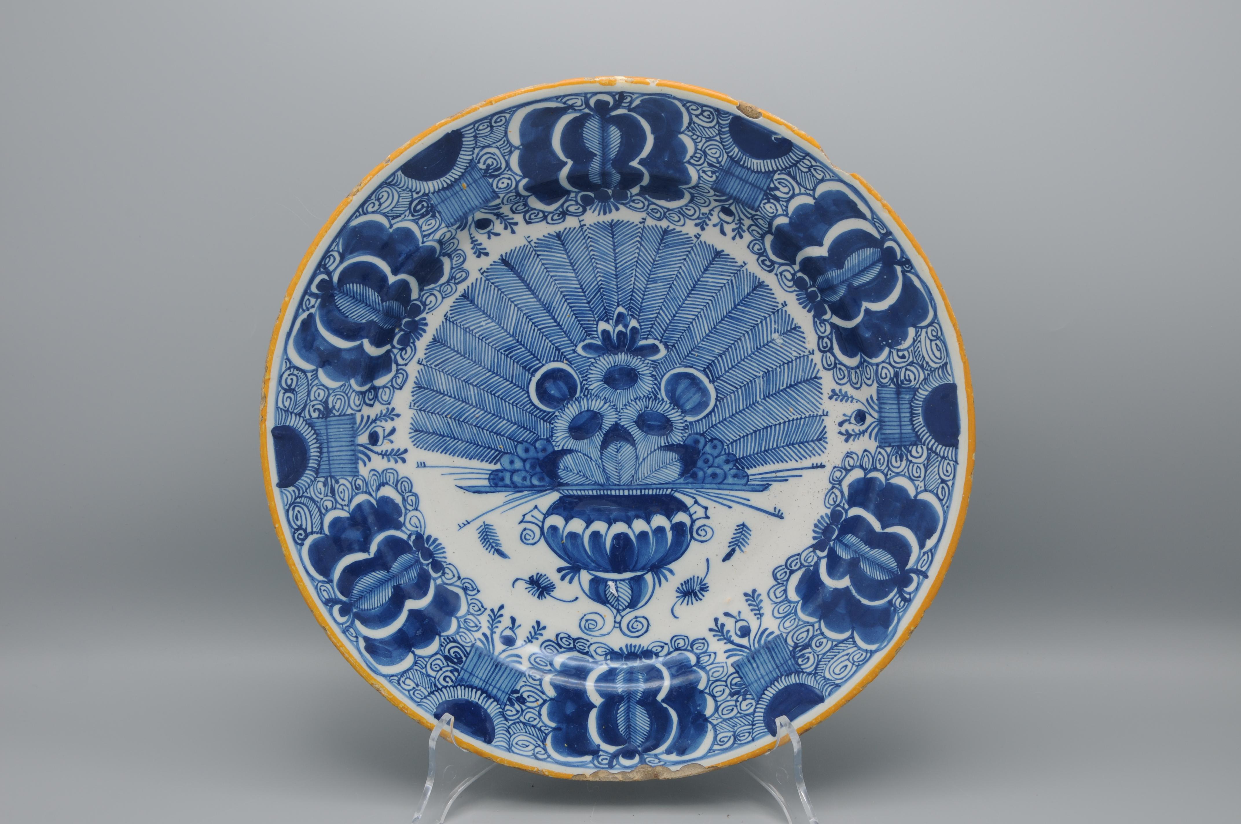 Rococo Grand chargeur Pauwenstaart de Delft, De Claauw, 18ème siècle en vente