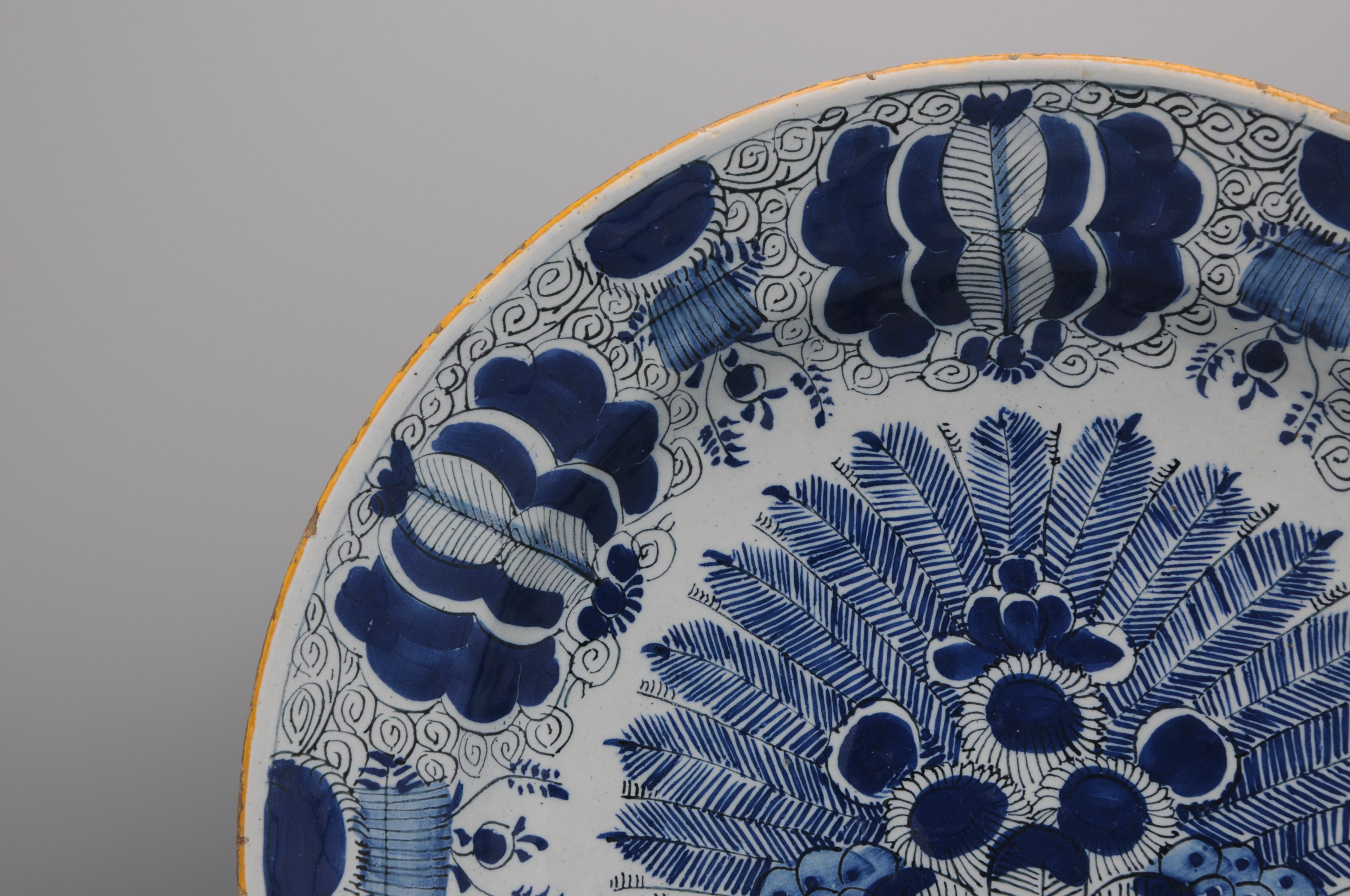 Peint à la main Grand chargeur Pauwenstaart de Delft, De Claauw, 18ème siècle en vente