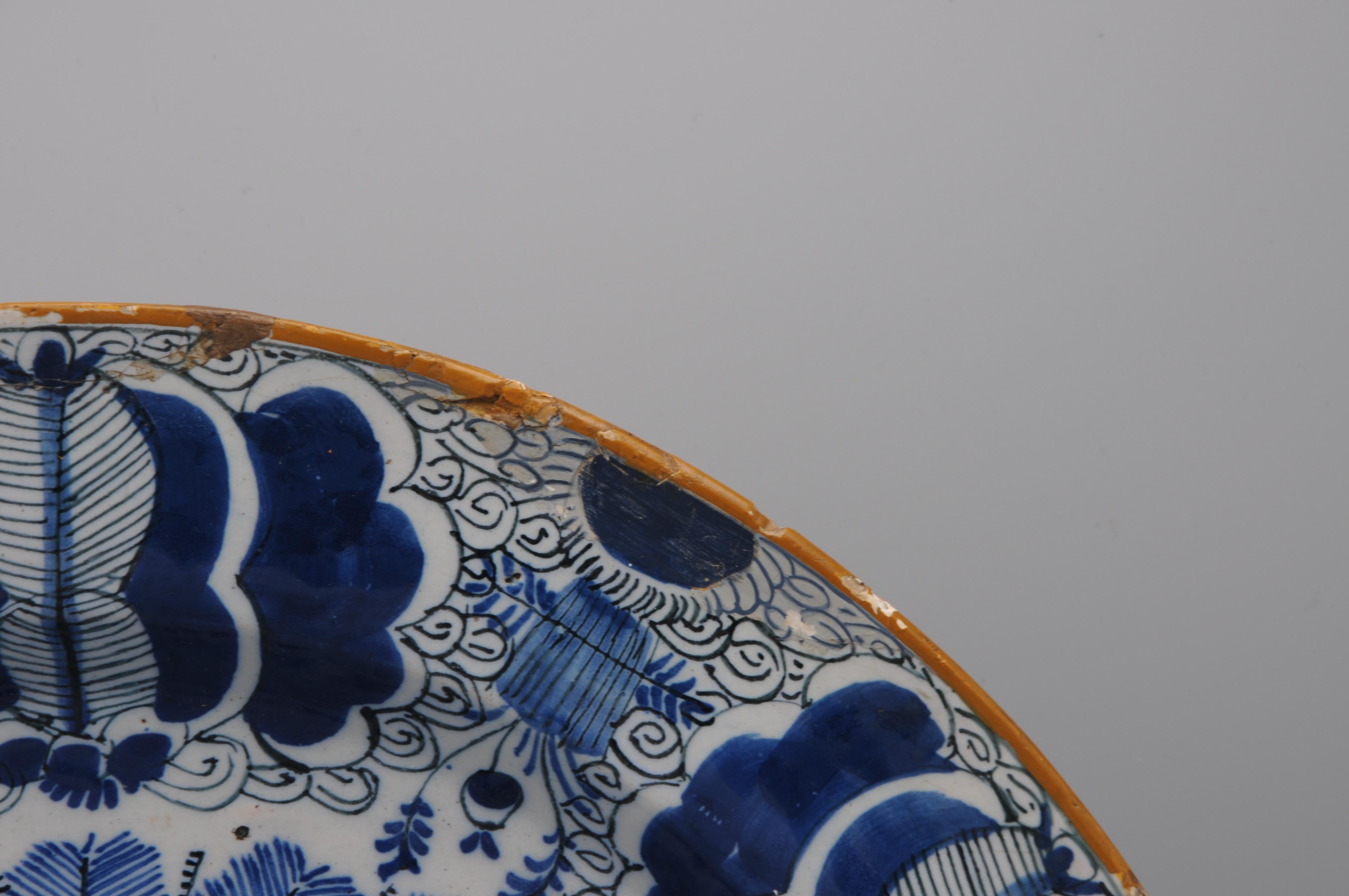 Peint à la main Grand chargeur Pauwenstaart de Delft, De Claauw, 18ème siècle en vente