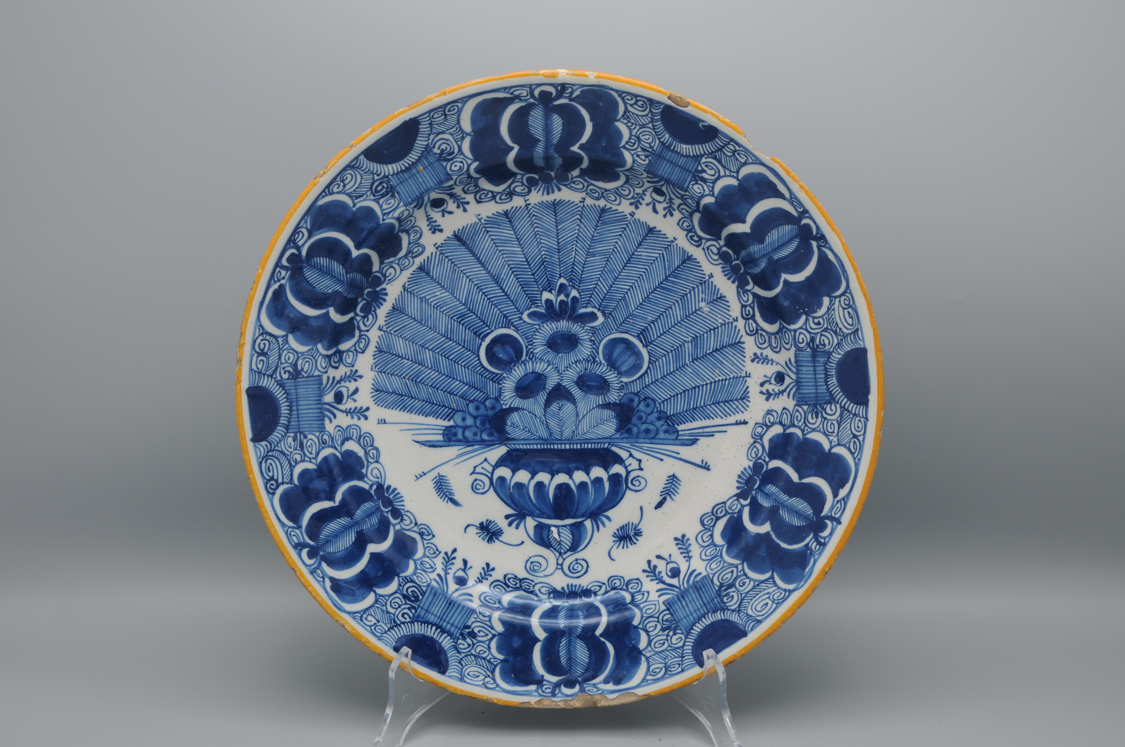 Peint à la main Grand chargeur Pauwenstaart de Delft, De Claauw, 18ème siècle en vente
