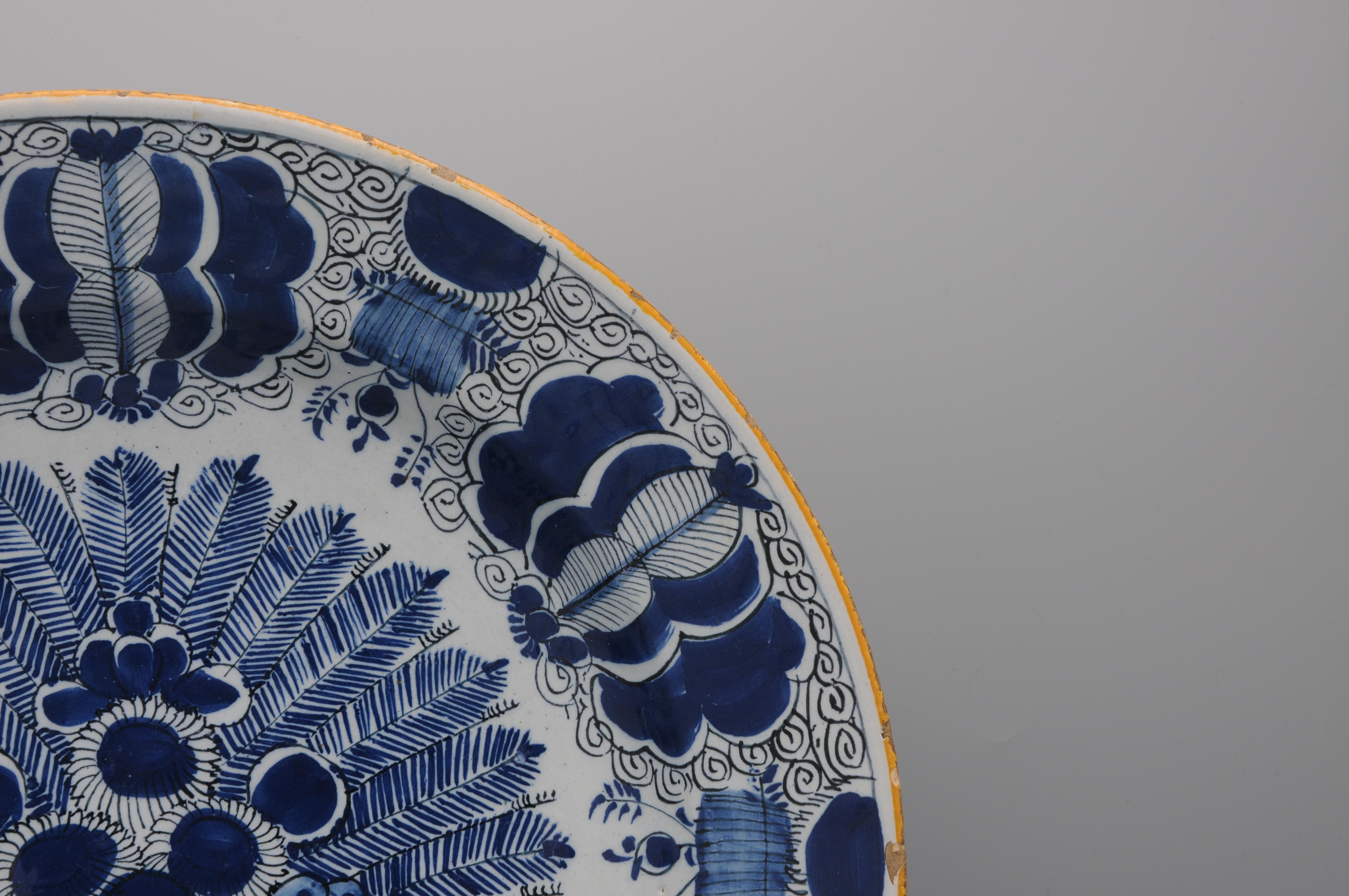 Grand chargeur Pauwenstaart de Delft, De Claauw, 18ème siècle Bon état - En vente à DELFT, NL