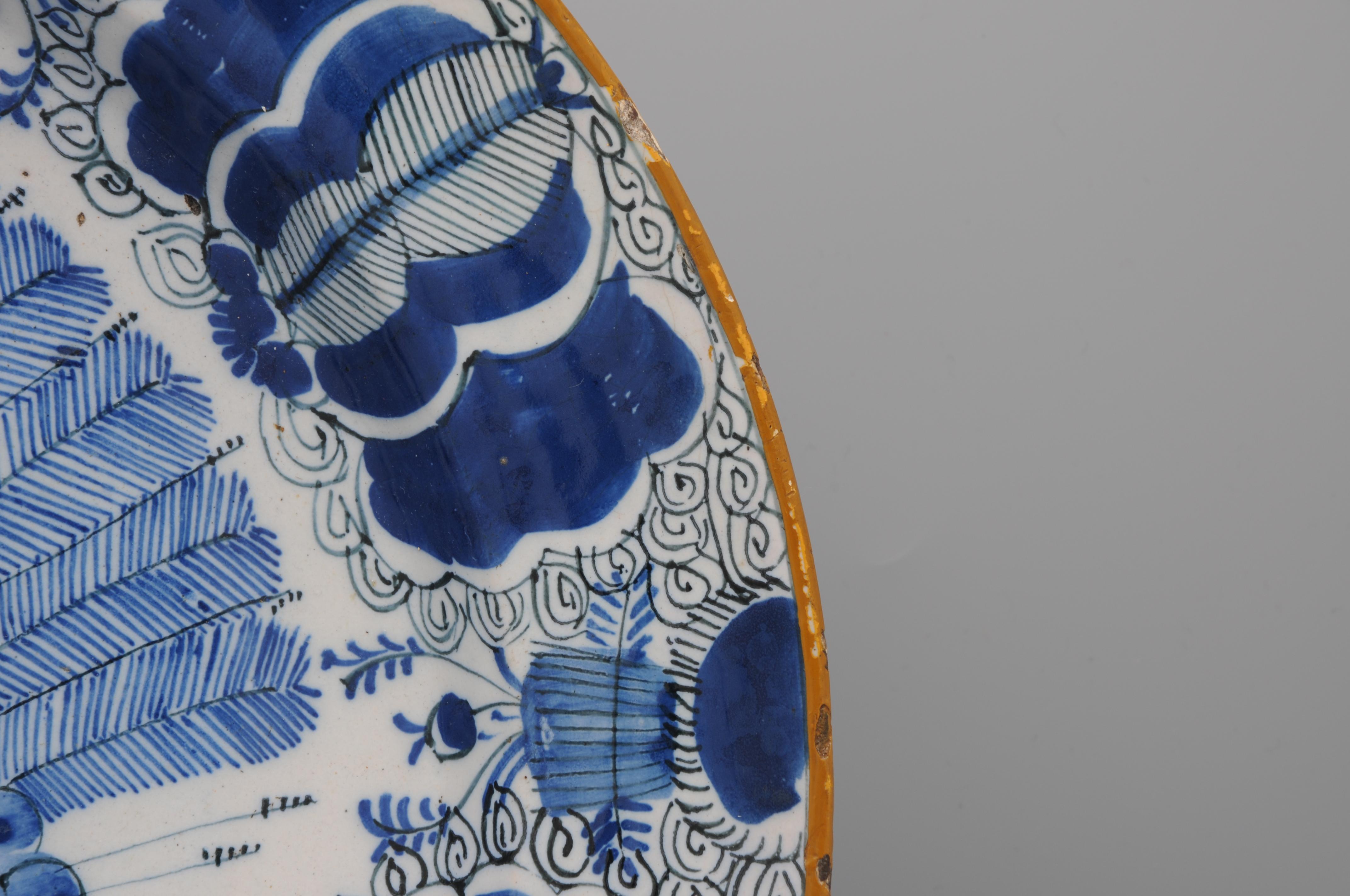 Grand chargeur Pauwenstaart de Delft, De Claauw, 18ème siècle Bon état - En vente à DELFT, NL
