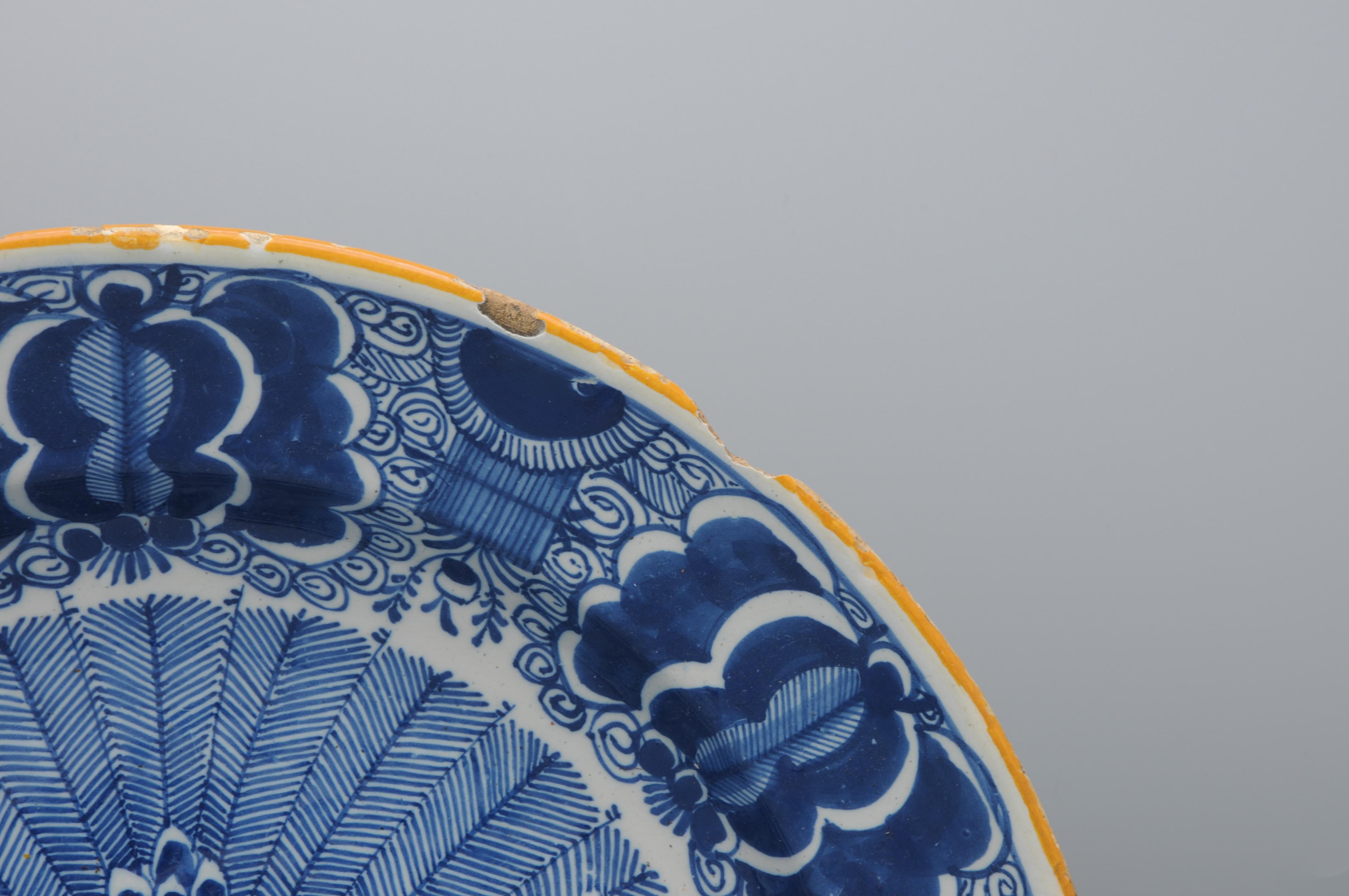 Grand chargeur Pauwenstaart de Delft, De Claauw, 18ème siècle Bon état - En vente à DELFT, NL