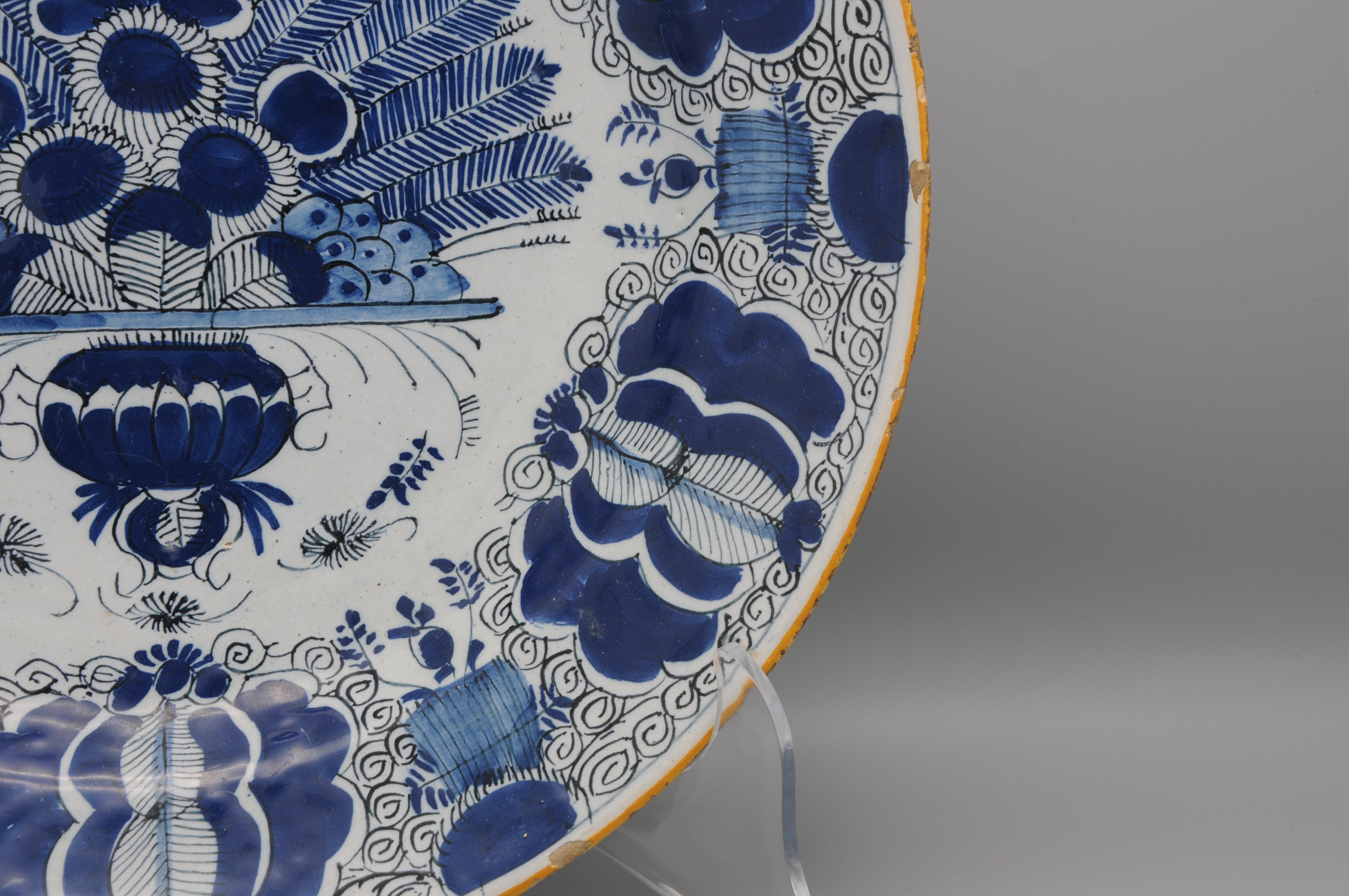 XVIIIe siècle Grand chargeur Pauwenstaart de Delft, De Claauw, 18ème siècle en vente