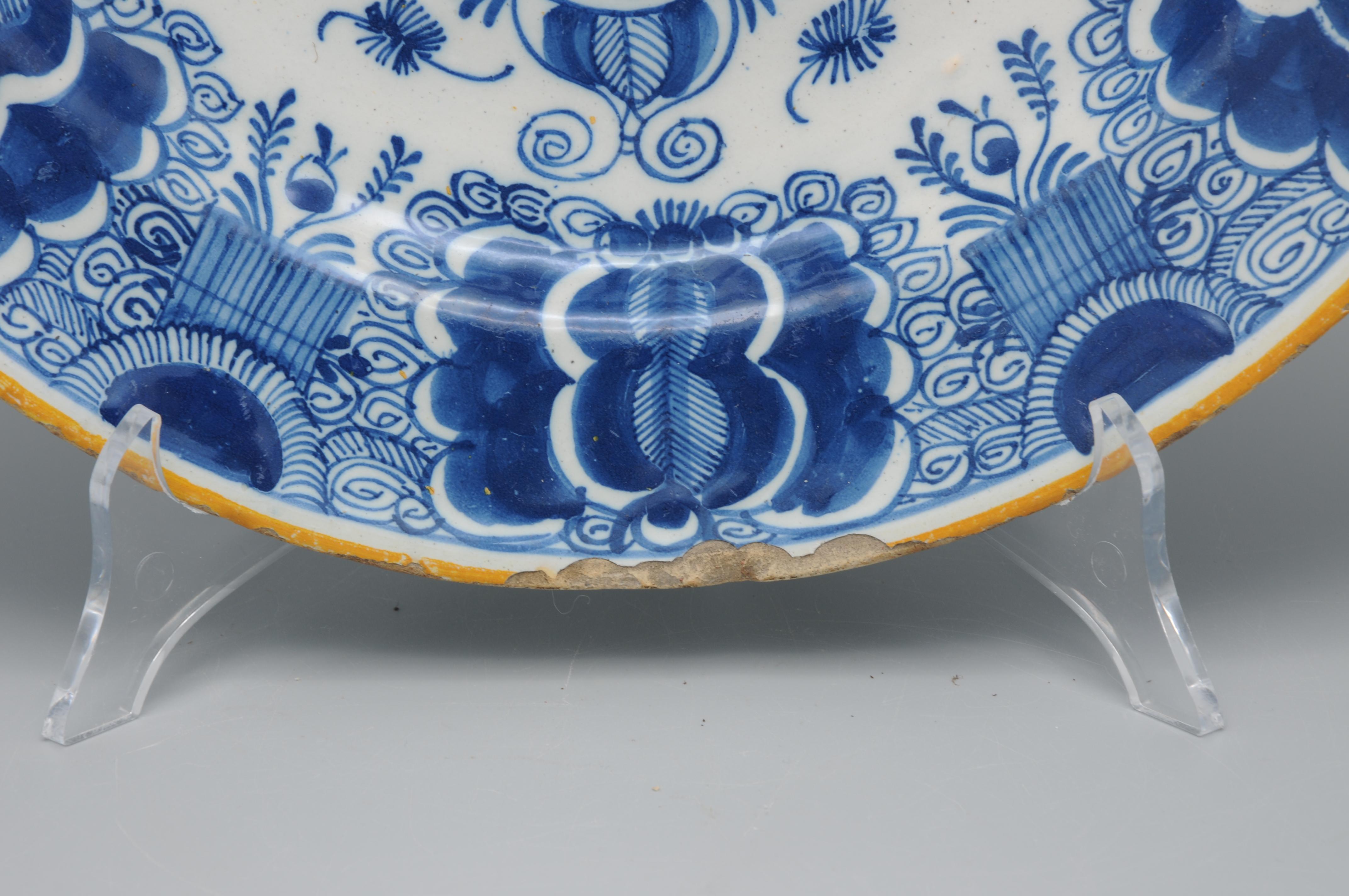 XVIIIe siècle Grand chargeur Pauwenstaart de Delft, De Claauw, 18ème siècle en vente