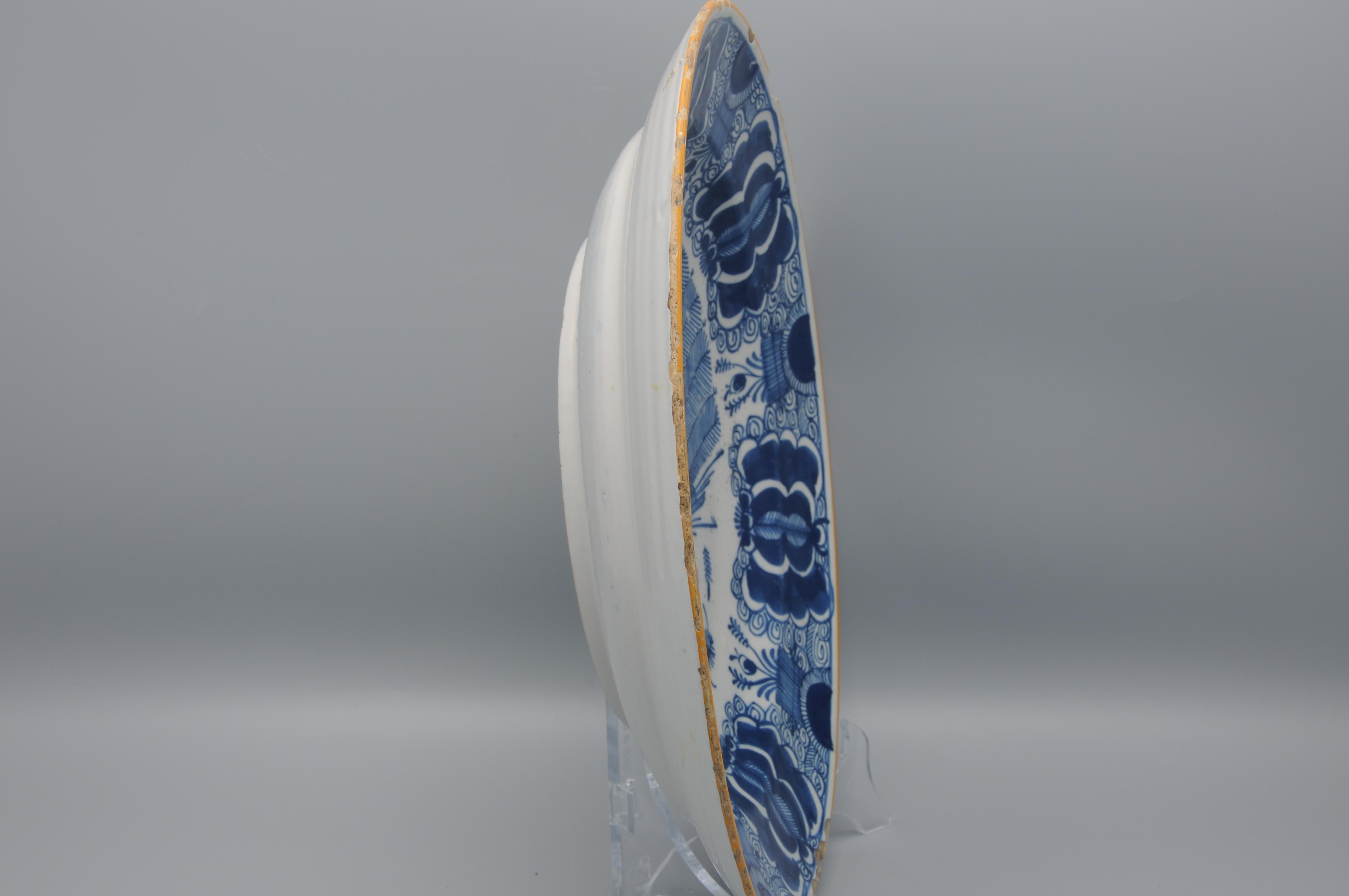 Poterie Grand chargeur Pauwenstaart de Delft, De Claauw, 18ème siècle en vente