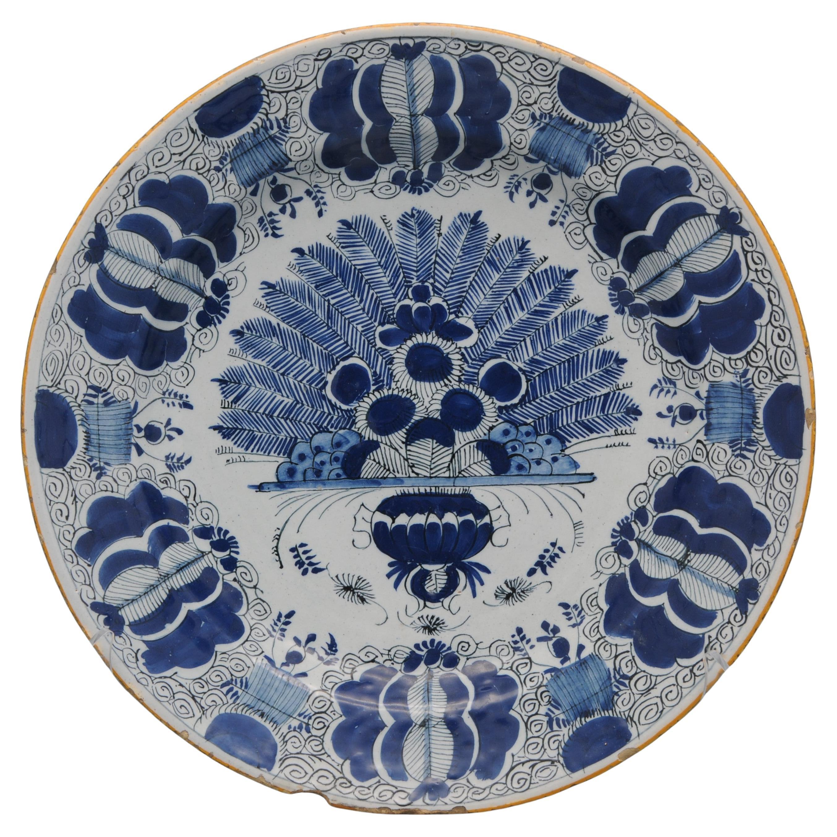 Cargador grande de pavo real de Delft 'Pauwenstaart' - De Claauw, S. XVIII