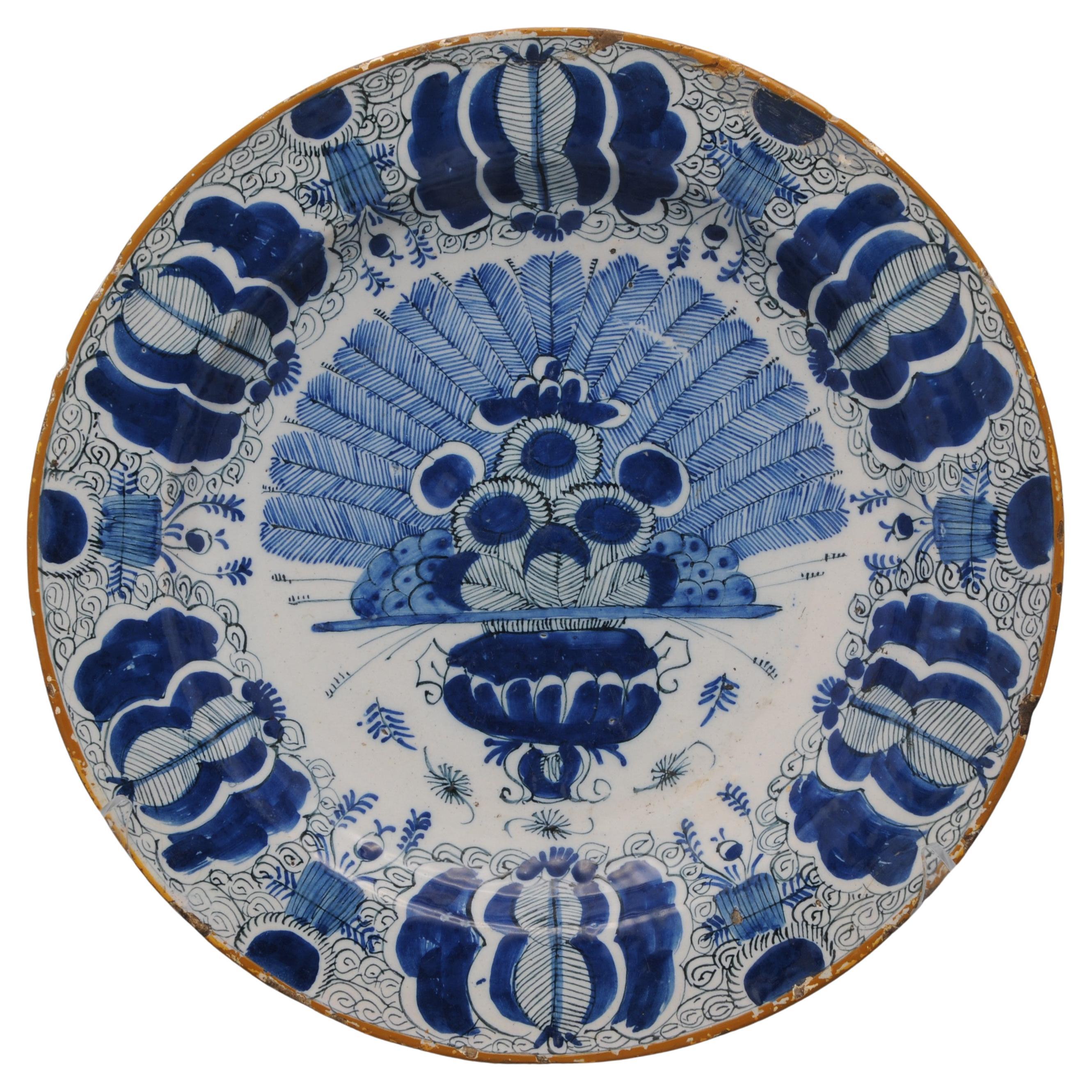 Cargador grande de pavo real de Delft 'Pauwenstaart' - De Claauw, S. XVIII
