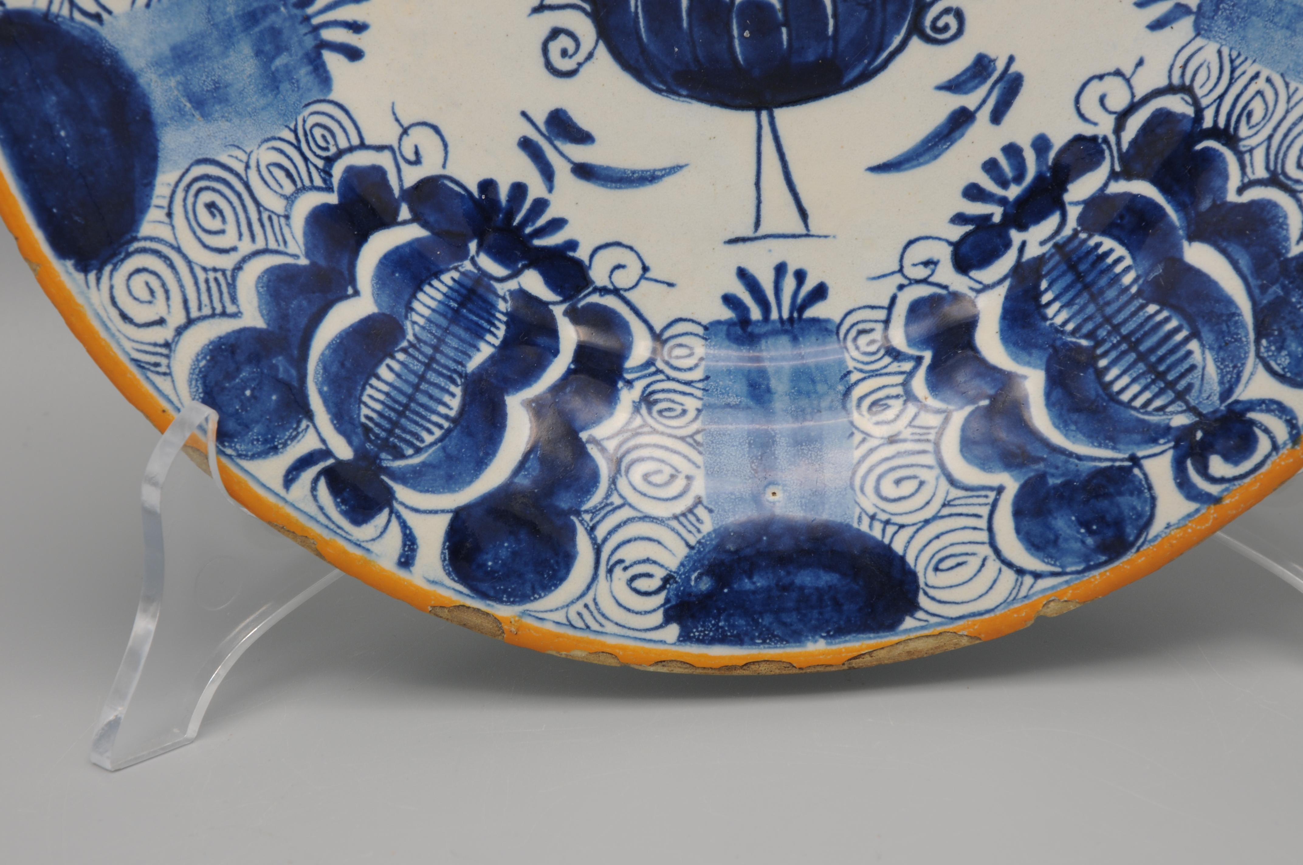 Delft 'Peacock' plate by Quirinus Mesch - second half 18th century In Good Condition In DELFT, NL