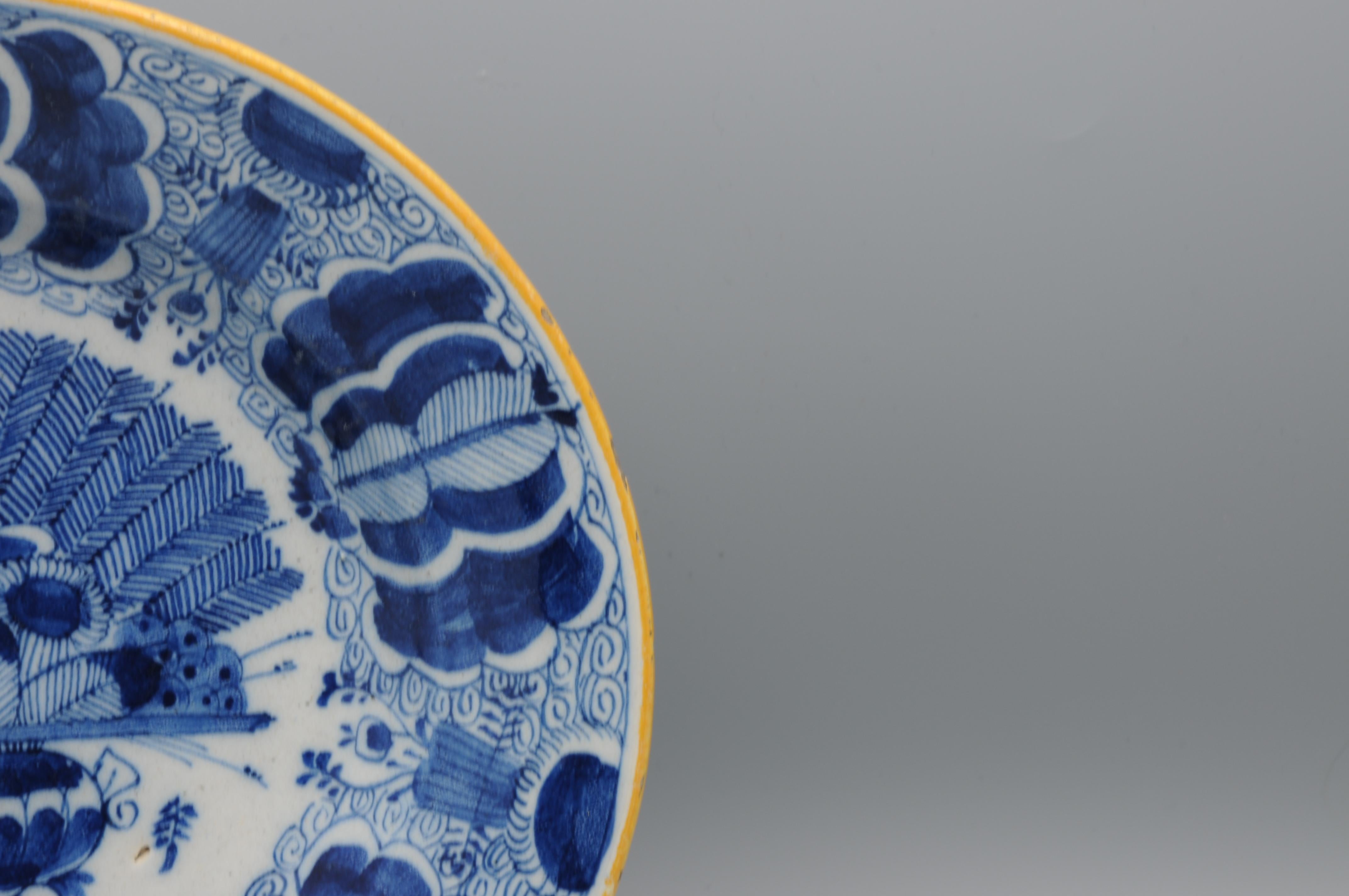 Smaltato Piatto Delft 'Peacock' di 'The Claw' - seconda metà del XVIII secolo in vendita