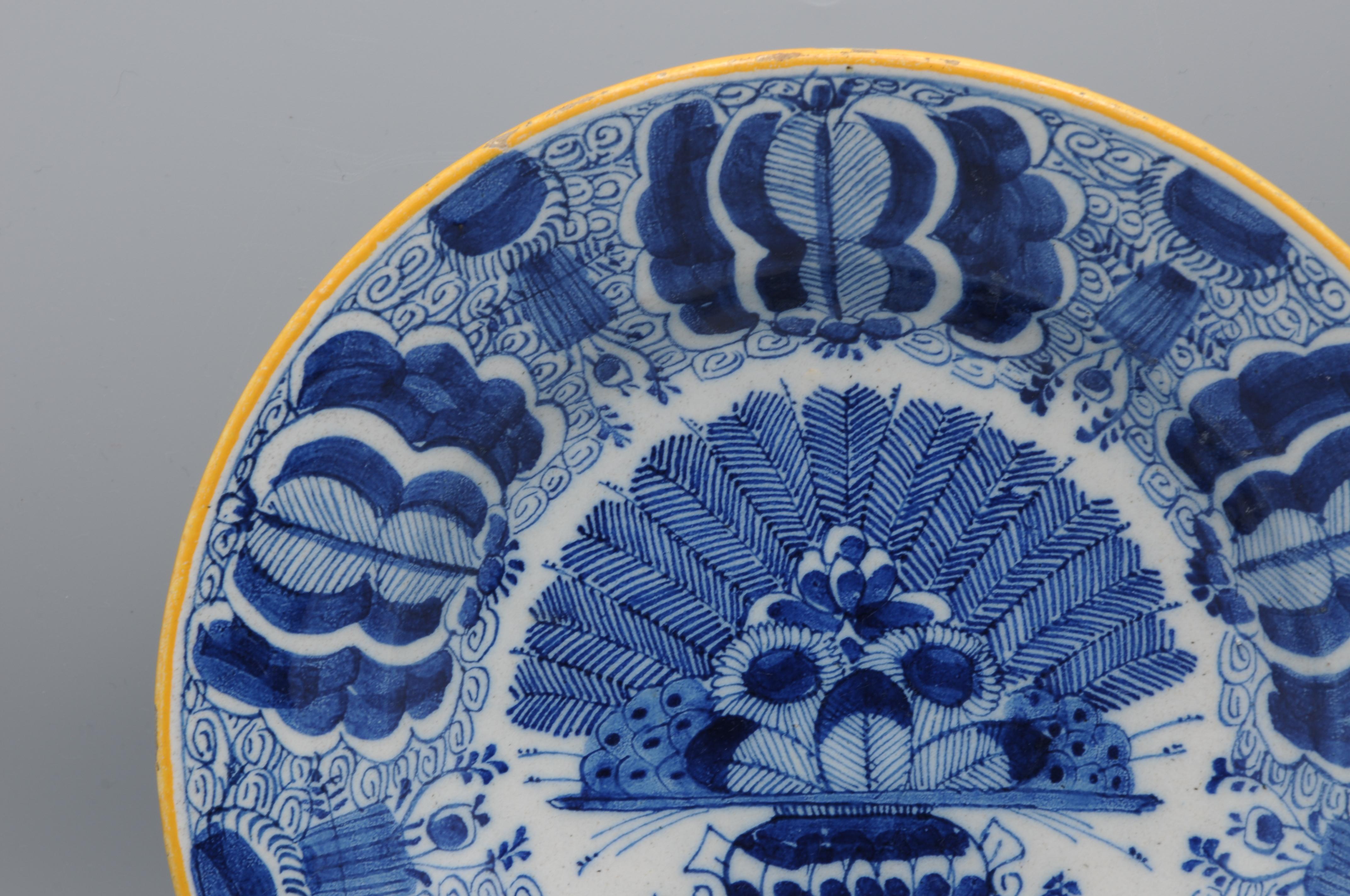 Fino al XVIII secolo Piatto Delft 'Peacock' di 'The Claw' - seconda metà del XVIII secolo in vendita