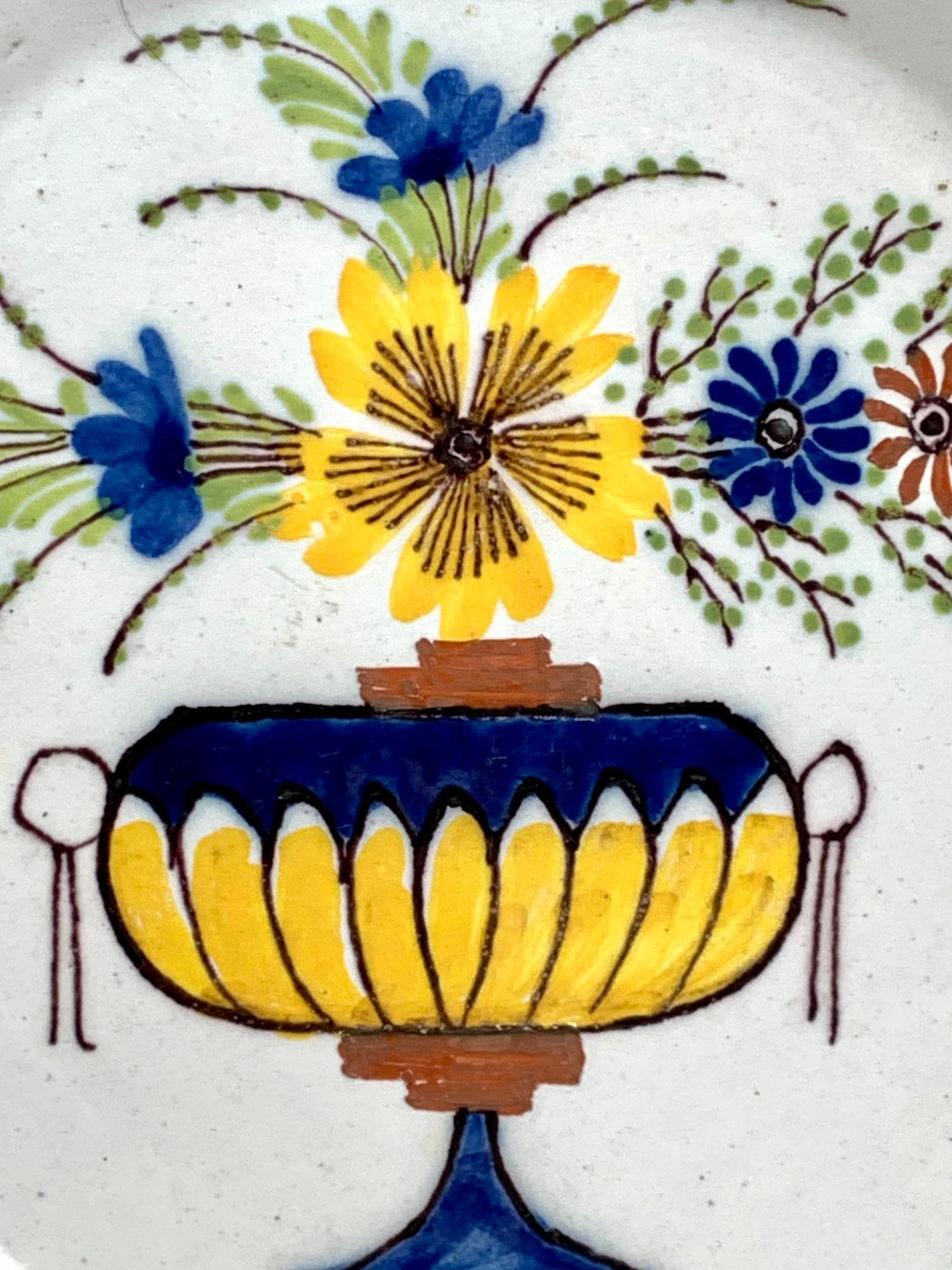 Delft Teller oder Schale Hand gemalt Polychrome Farben Niederlande CIRCA 1800 (Handbemalt) im Angebot